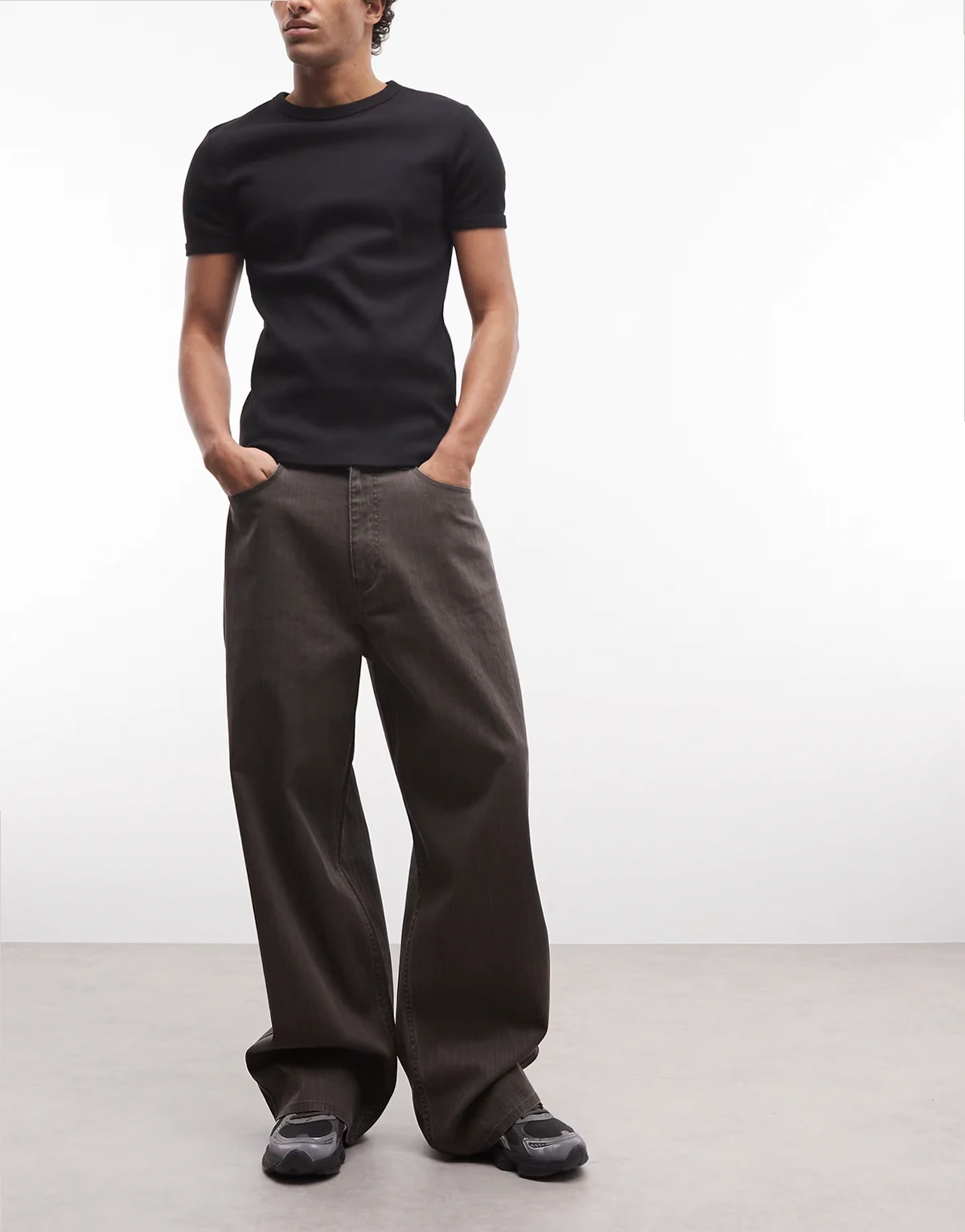 – Baggy-Fit-Hose in Braun gestreift mit niedrigem Bund