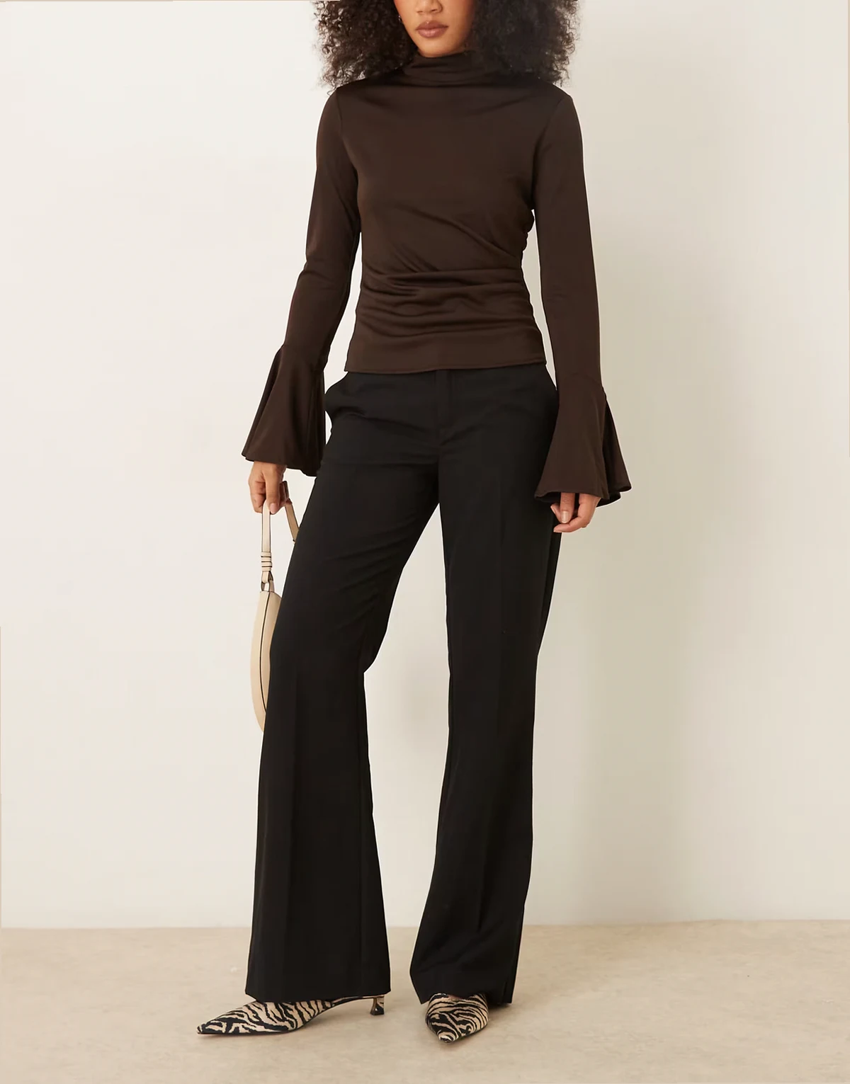 – Elegante Bootcut-Hose mit Relaxed Fit in Schwarz, niedrigem Bund und Bundfalten
