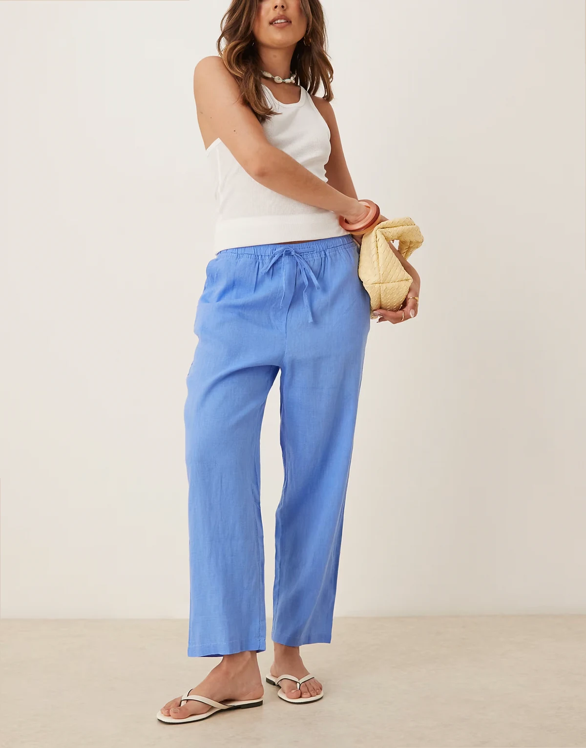 – Leinenhose in Hellblau mit Kordelzug an der Taille