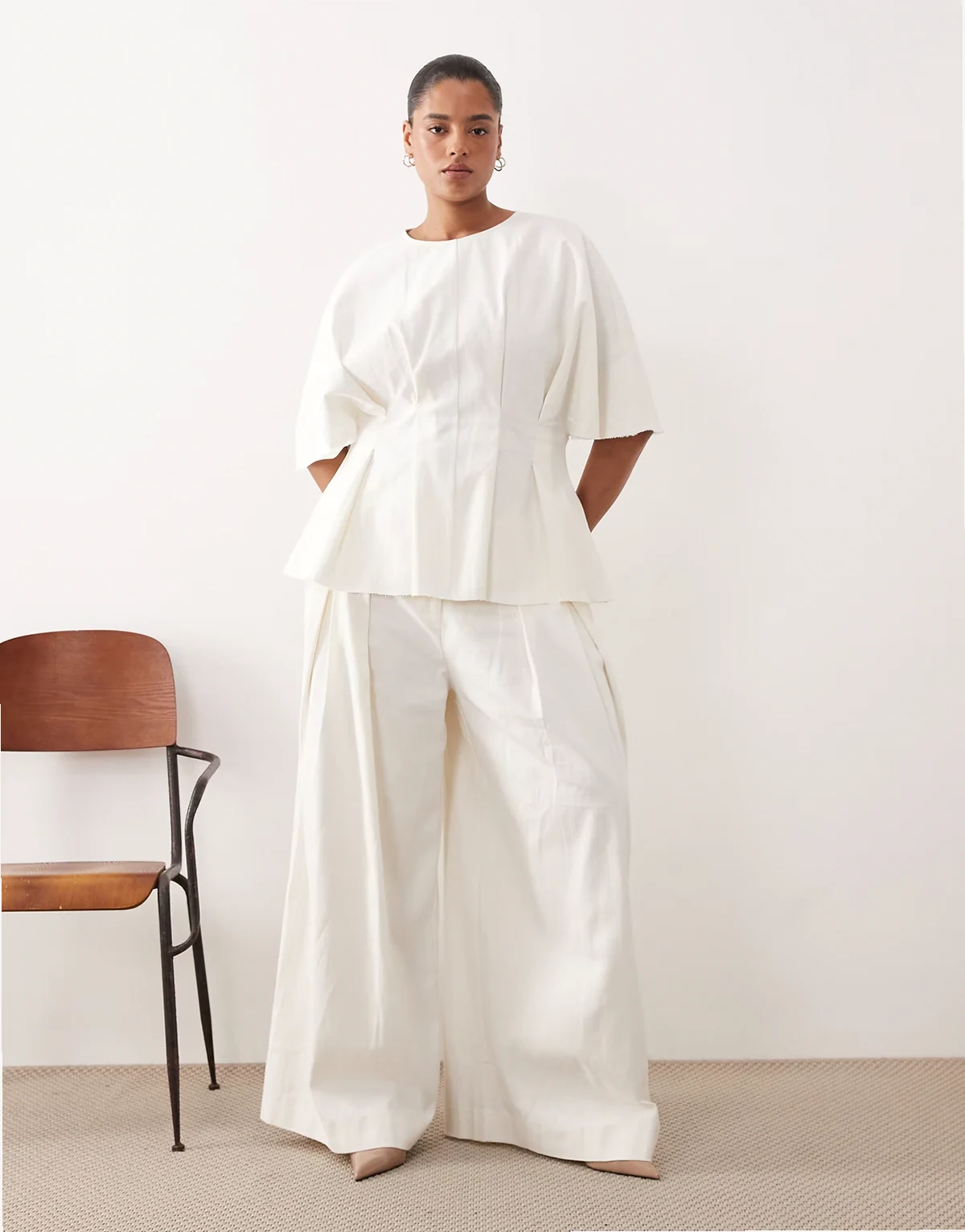 Curve pleated pants in white - part of a set