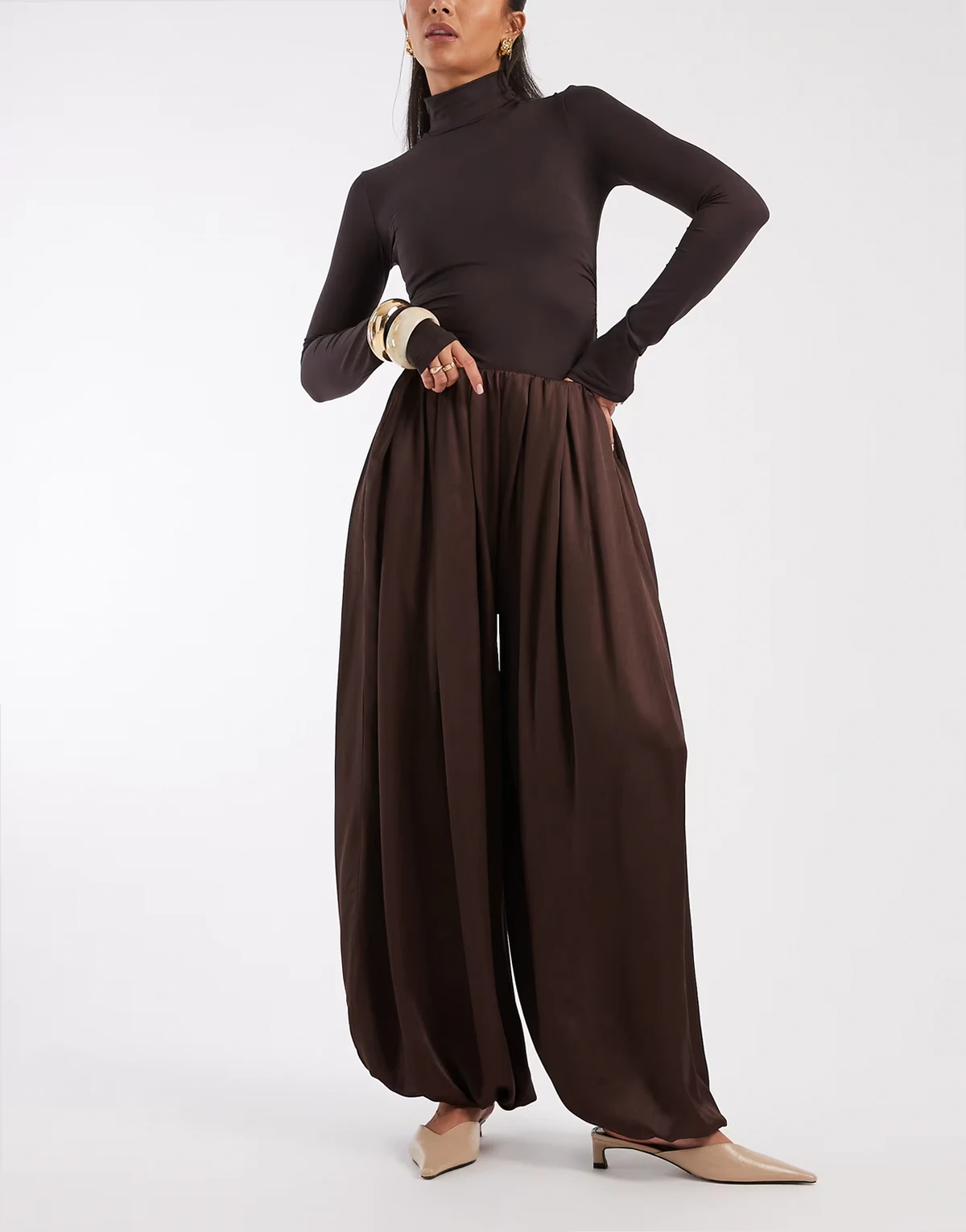 – Hose aus Satin in Schokobraun mit Ballonsaum