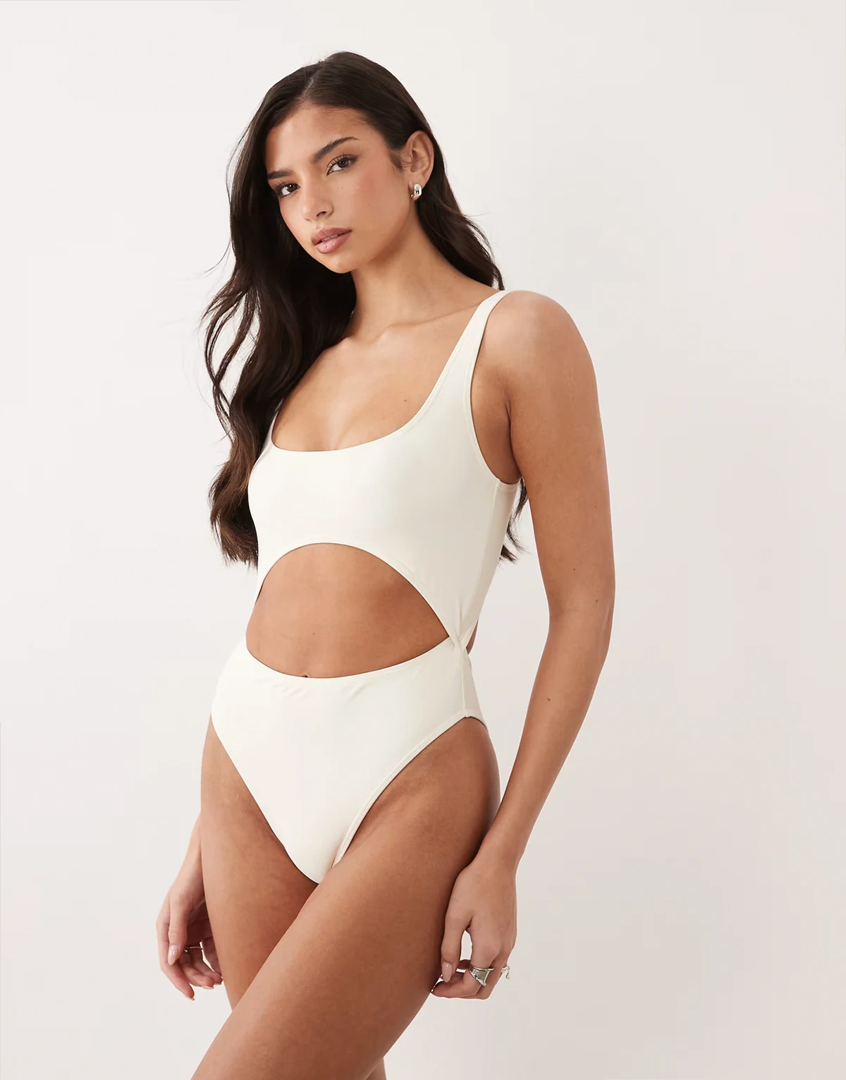 – Essential – Badeanzug in Kokosnussweiß mit Zierausschnitt