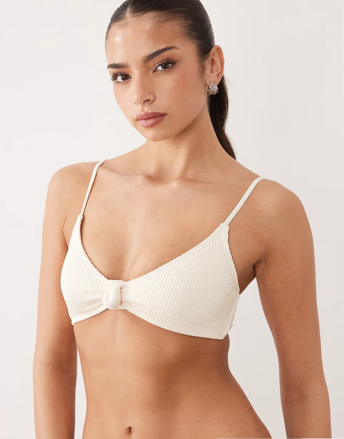 – Essentials – Bügel-Bikinioberteil in Kokosnuss mit Kräuselstruktur und Knotendetail vorn