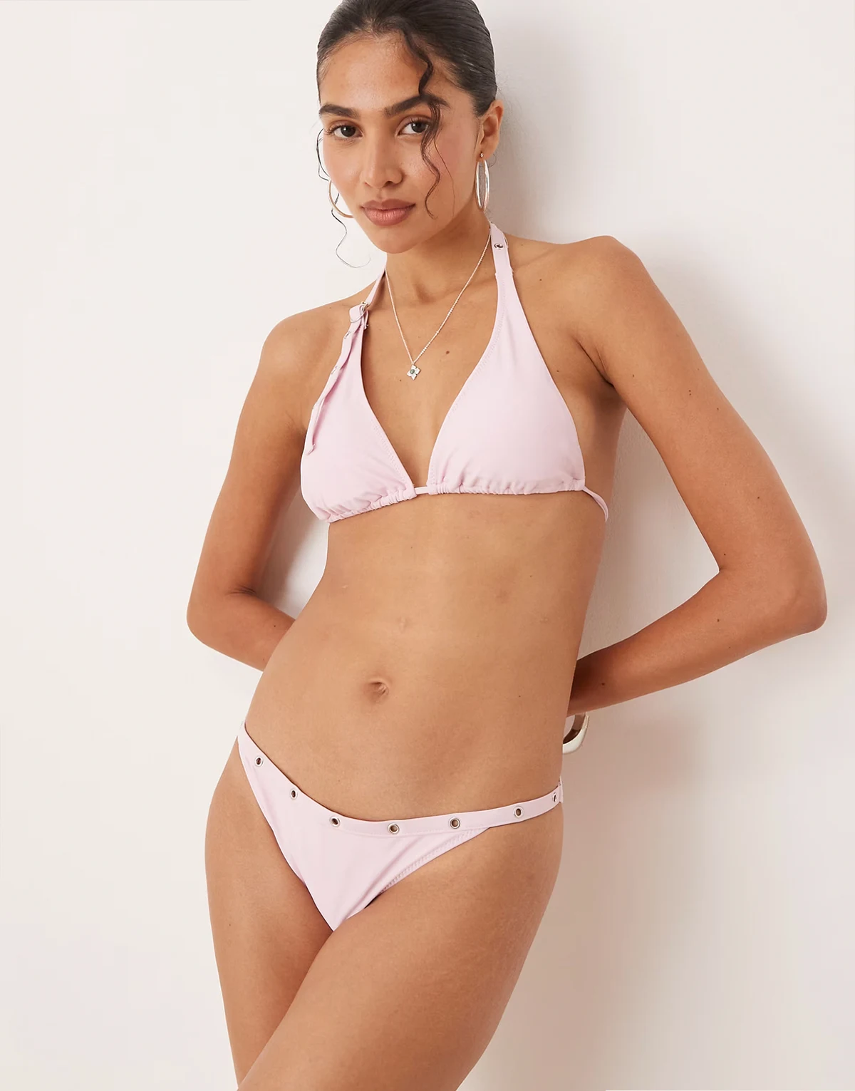 – Bikinihose in Blassrosa mit Nietenbesatz