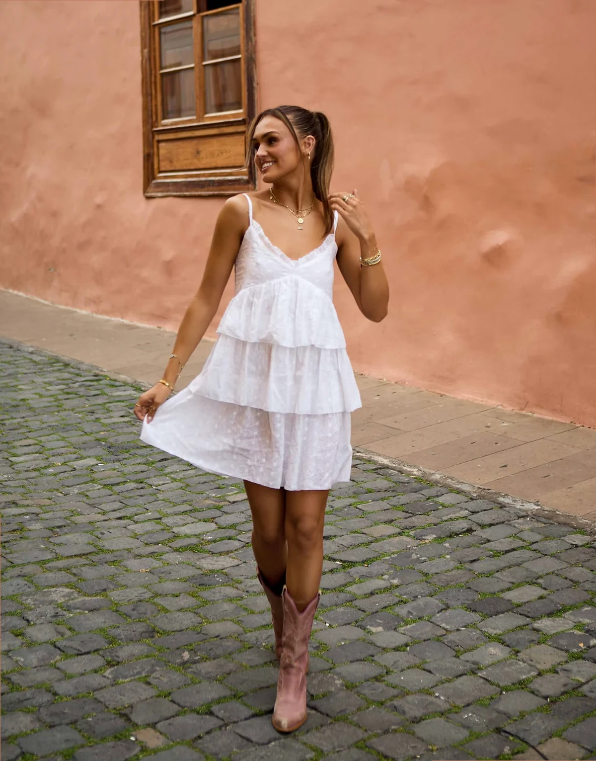 x Misha Grimes – Gestuftes Mini-Strandkleid in Weiß mit Lochstickerei