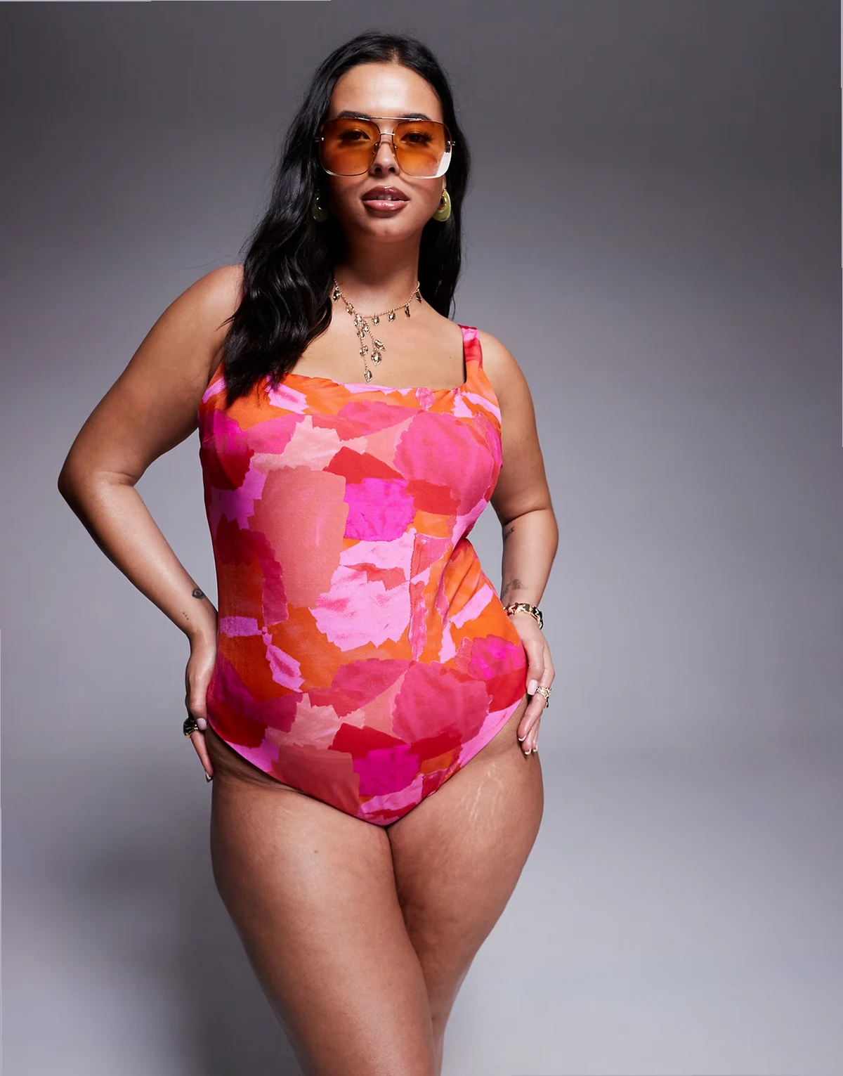 ASOS DESIGN Curve – Arina Ultimate Revenge – Formender, exklusiver Badeanzug mit eckigem Ausschnitt und abstraktem Muster in Rosa und Rot