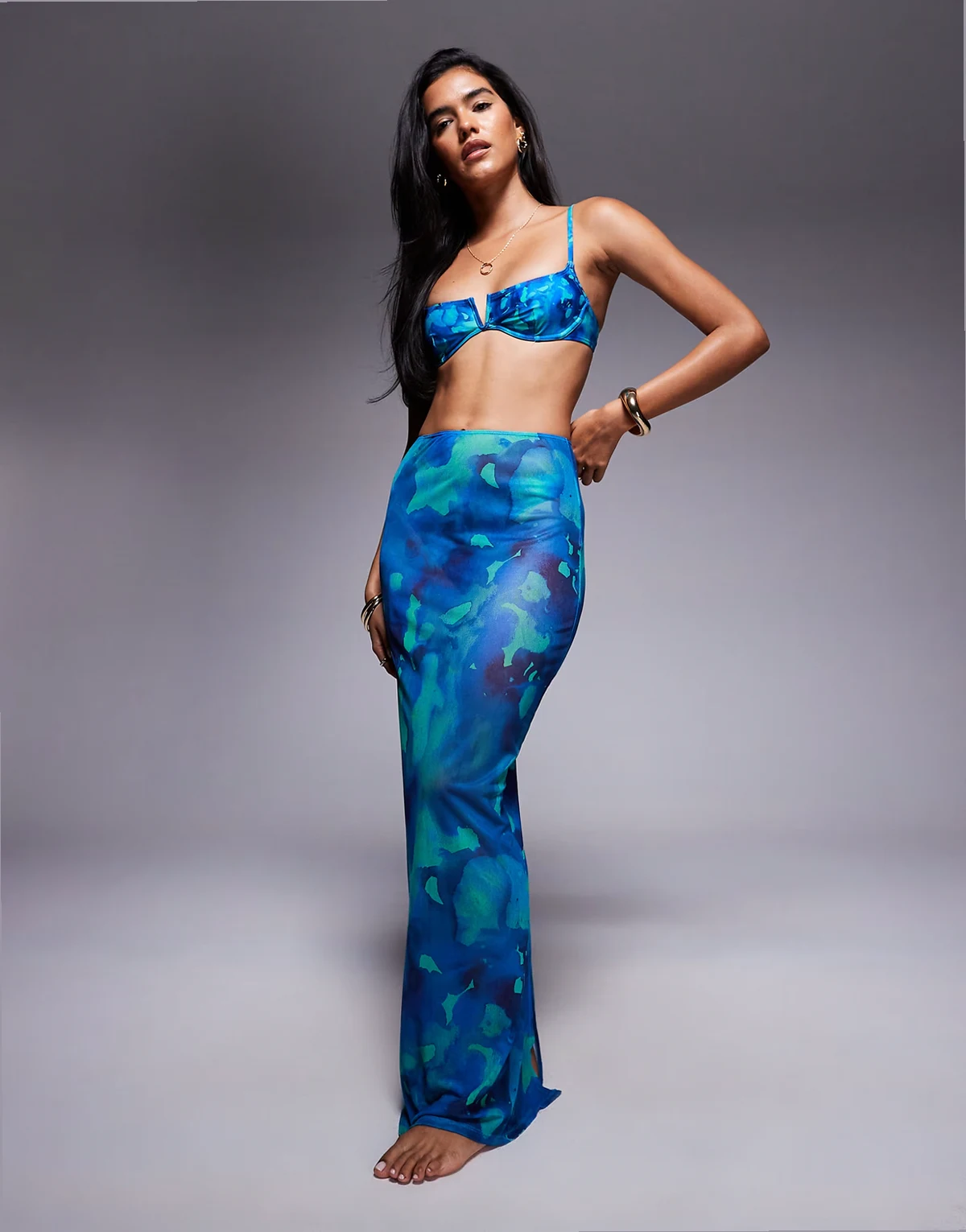 – Strand-Maxirock aus Netzstoff in Blau mit verschwommenem Muster