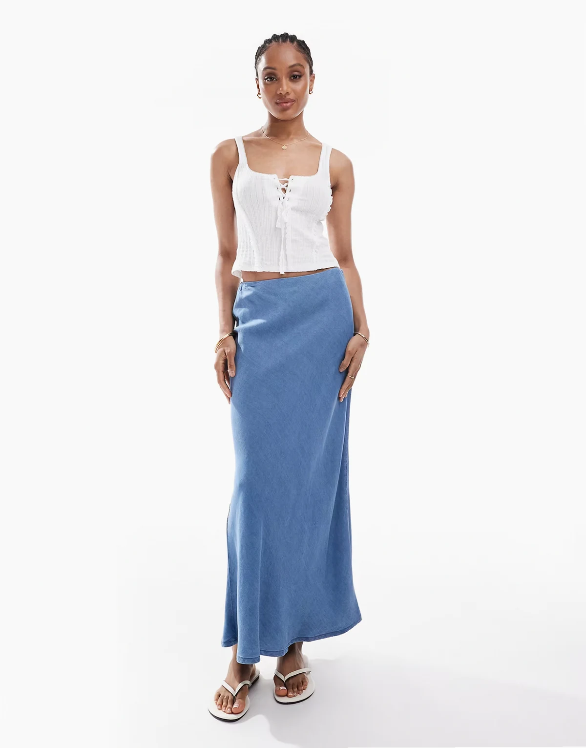 – Niebieska spódnica maxi z tkaniny chambray