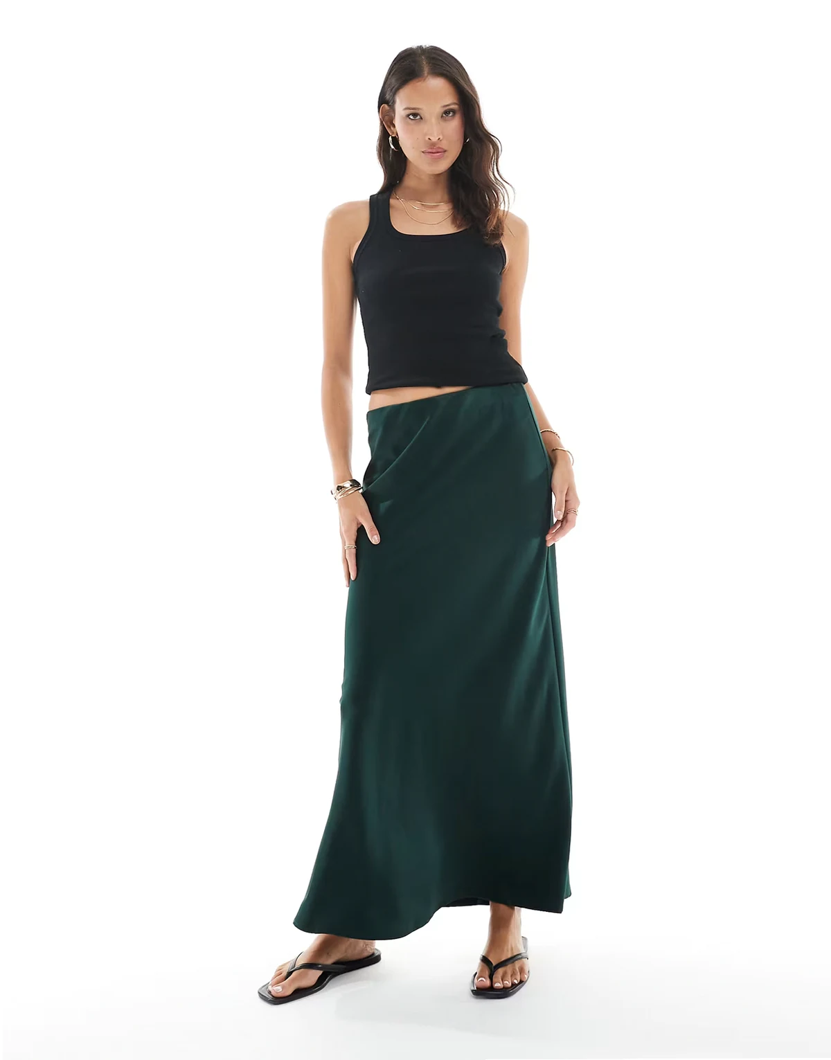 – Asymmetrischer Satin-Midirock in Smaragdgrün