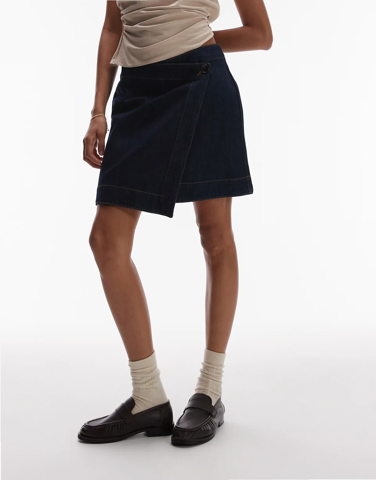 – Mini-Jeansrock in verwaschenem Dunkelblau mit Wickeldetail