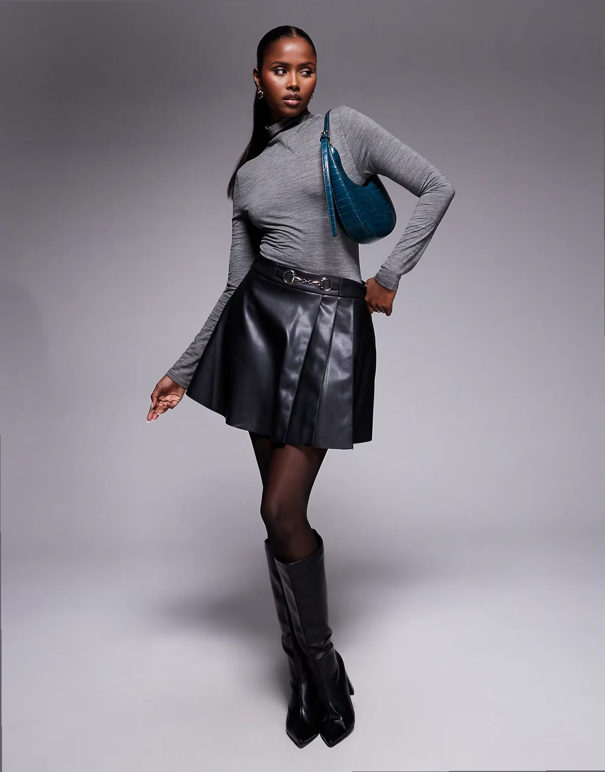 – Czarna plisowana spódnica mini z imitacji skóry z metalową ozdobą