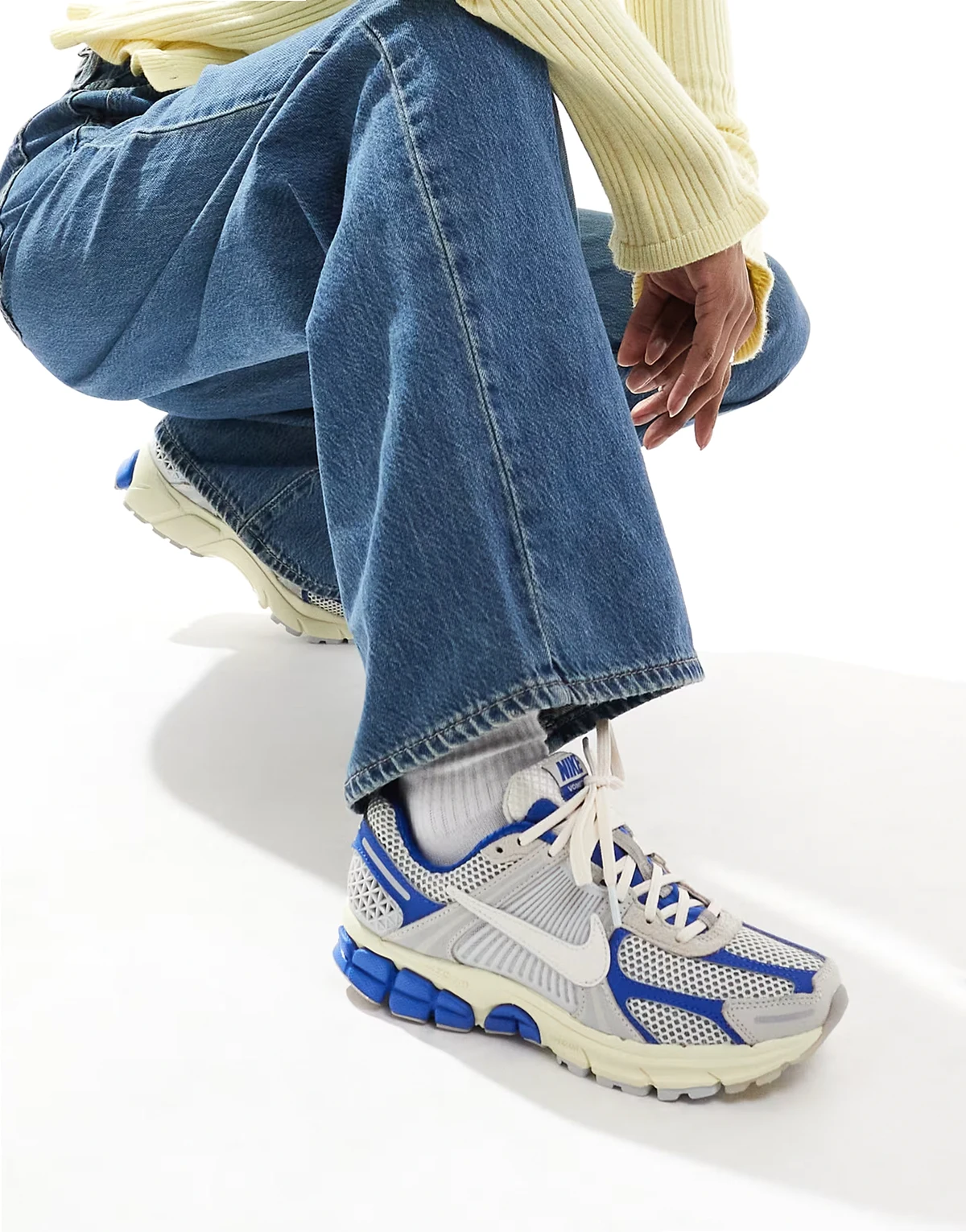 Zoom Vomero 5 sneakers in off white and blue