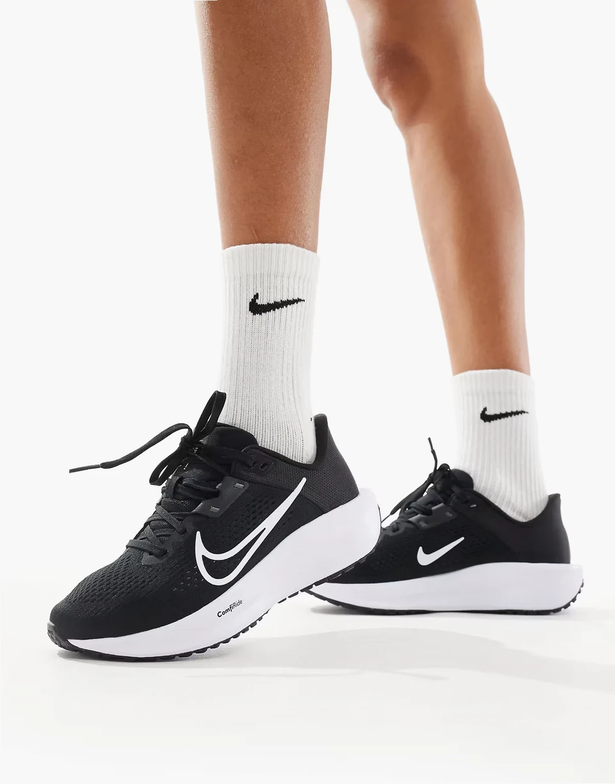 Quest 6 sneakers in black and white