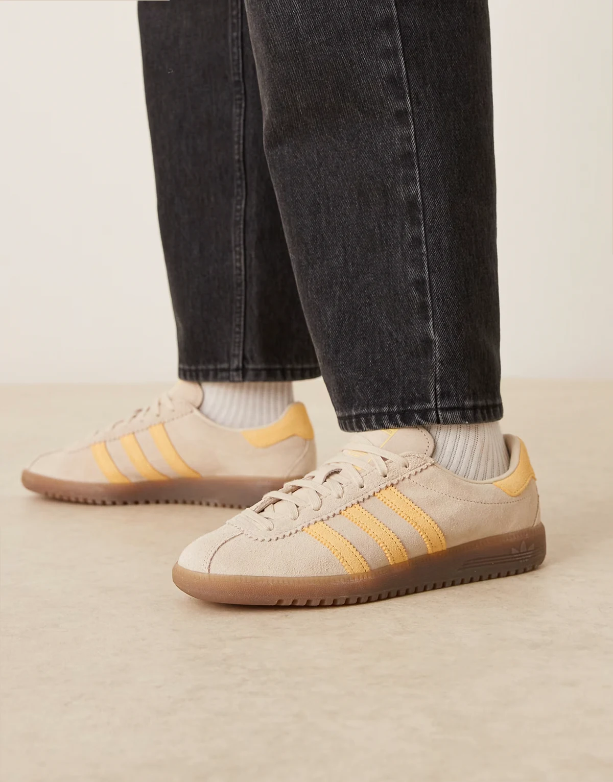 Bermuda sneakers in beige and orange