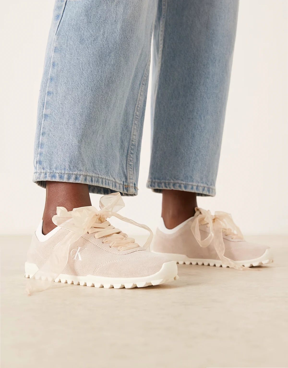 Jeans – Wildleder-Sneaker in Beige mit niedrigem Profil