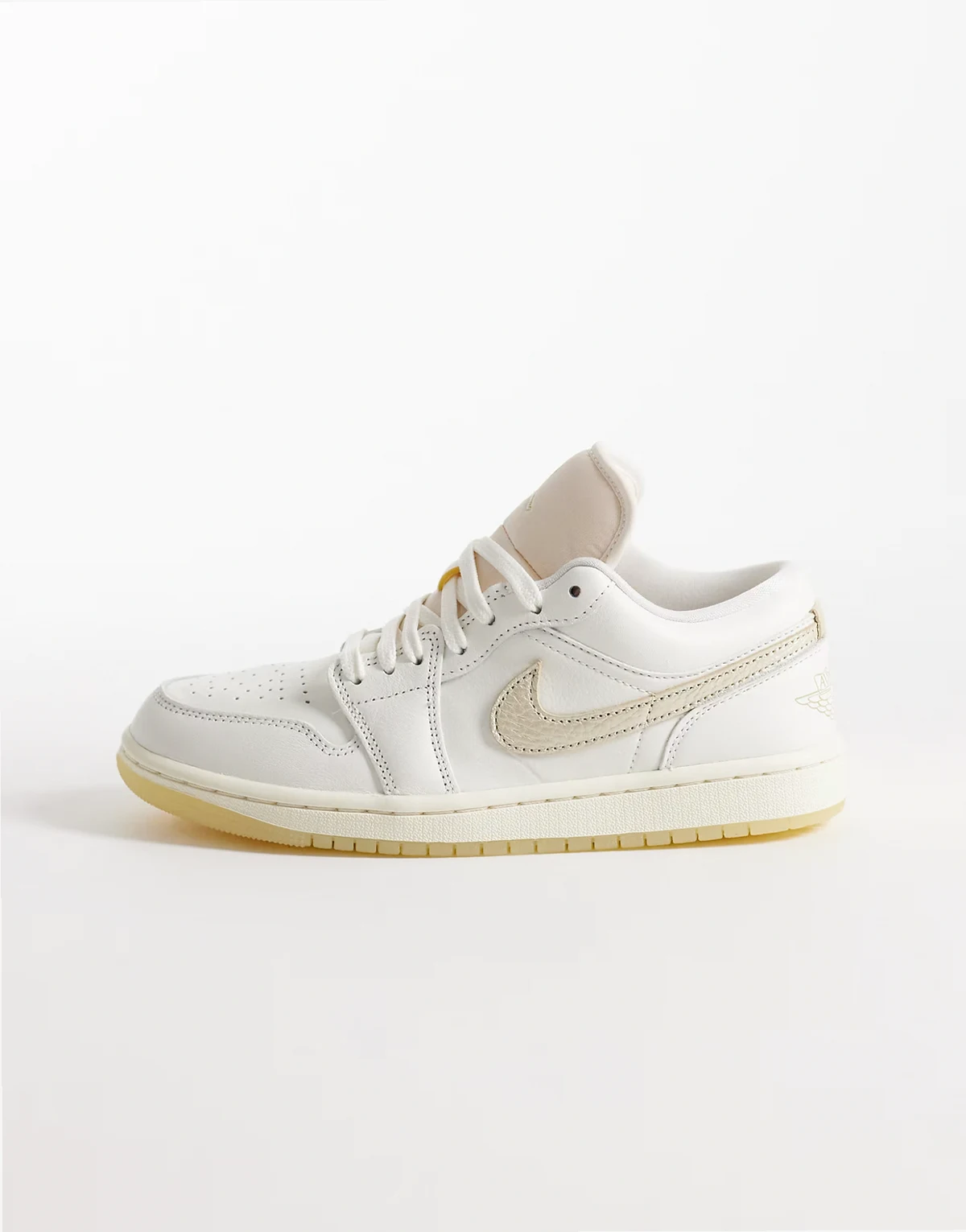 Nike Air Jordan 1 Low sneakers in off white and gold