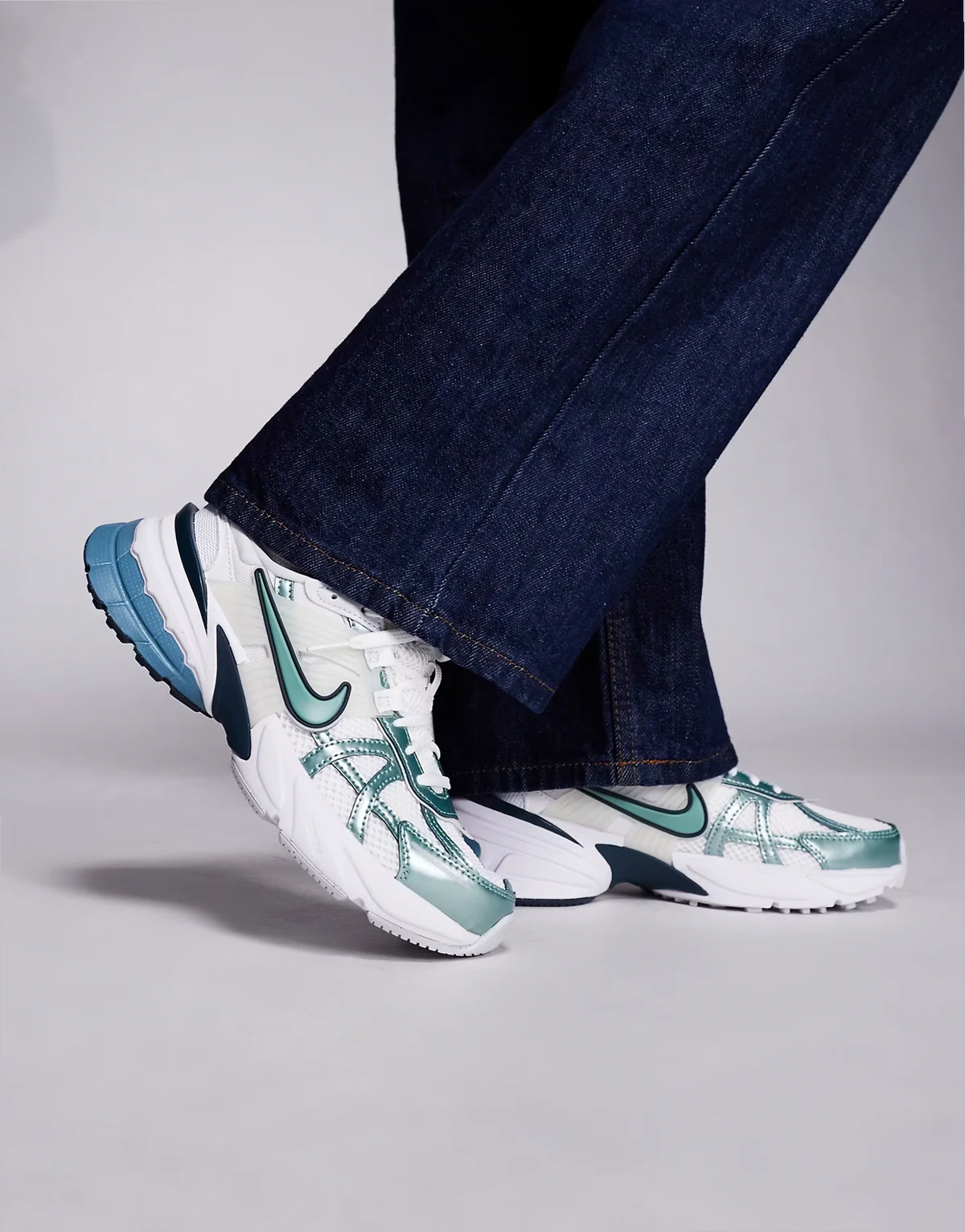 V2K Run sneakers in white & blue