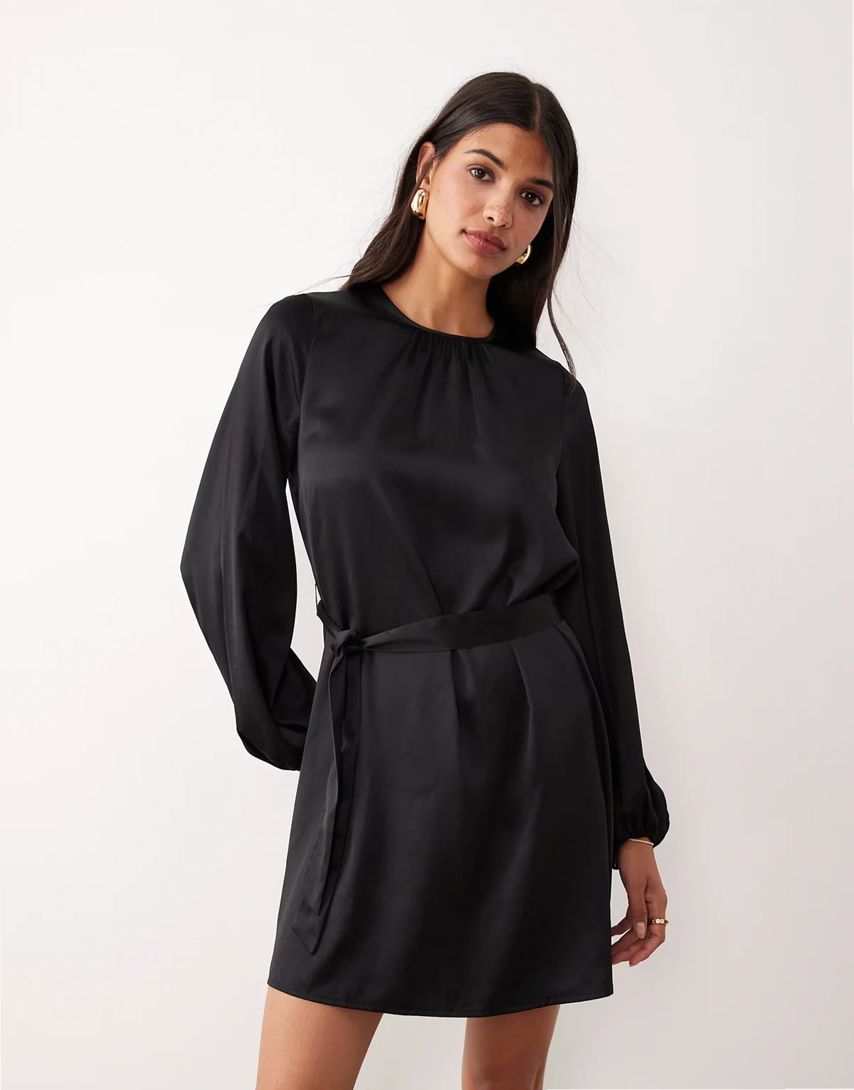 – Minikleid in Schwarz aus Satin mit Ballonärmeln und Bindegürtel