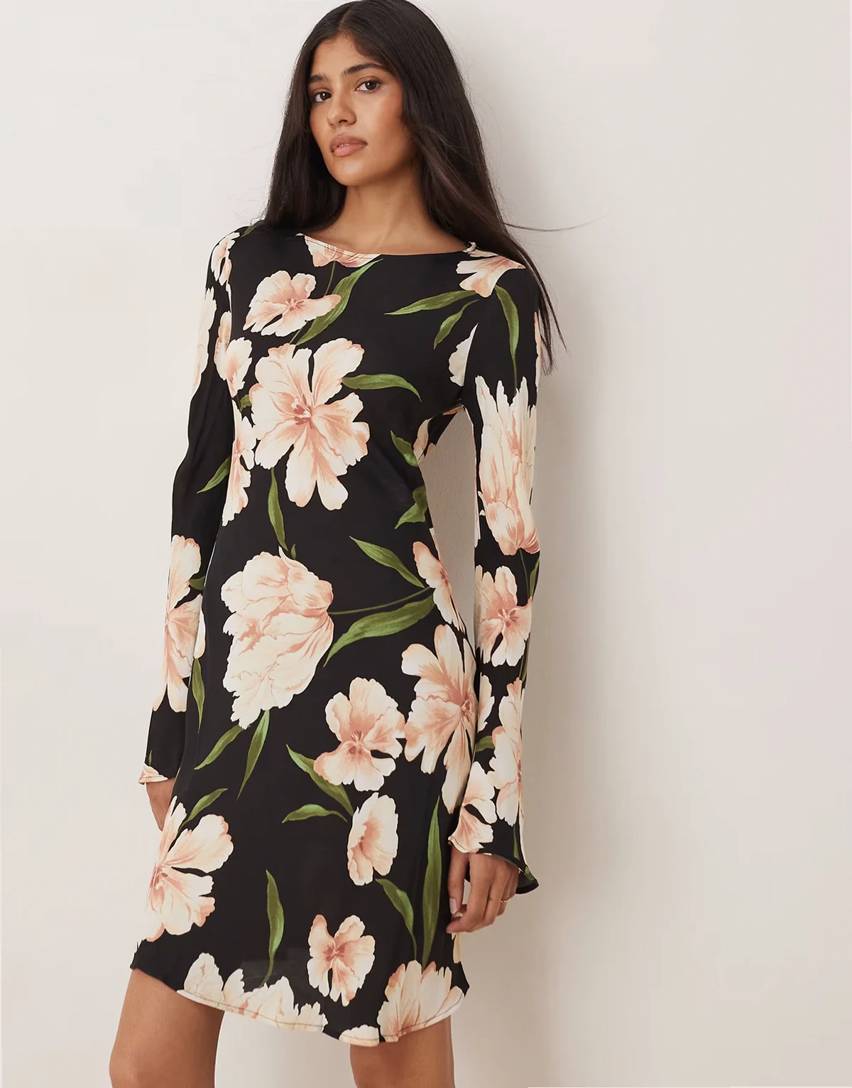 – Langärmliges Minikleid mit dunklem Blumenmuster