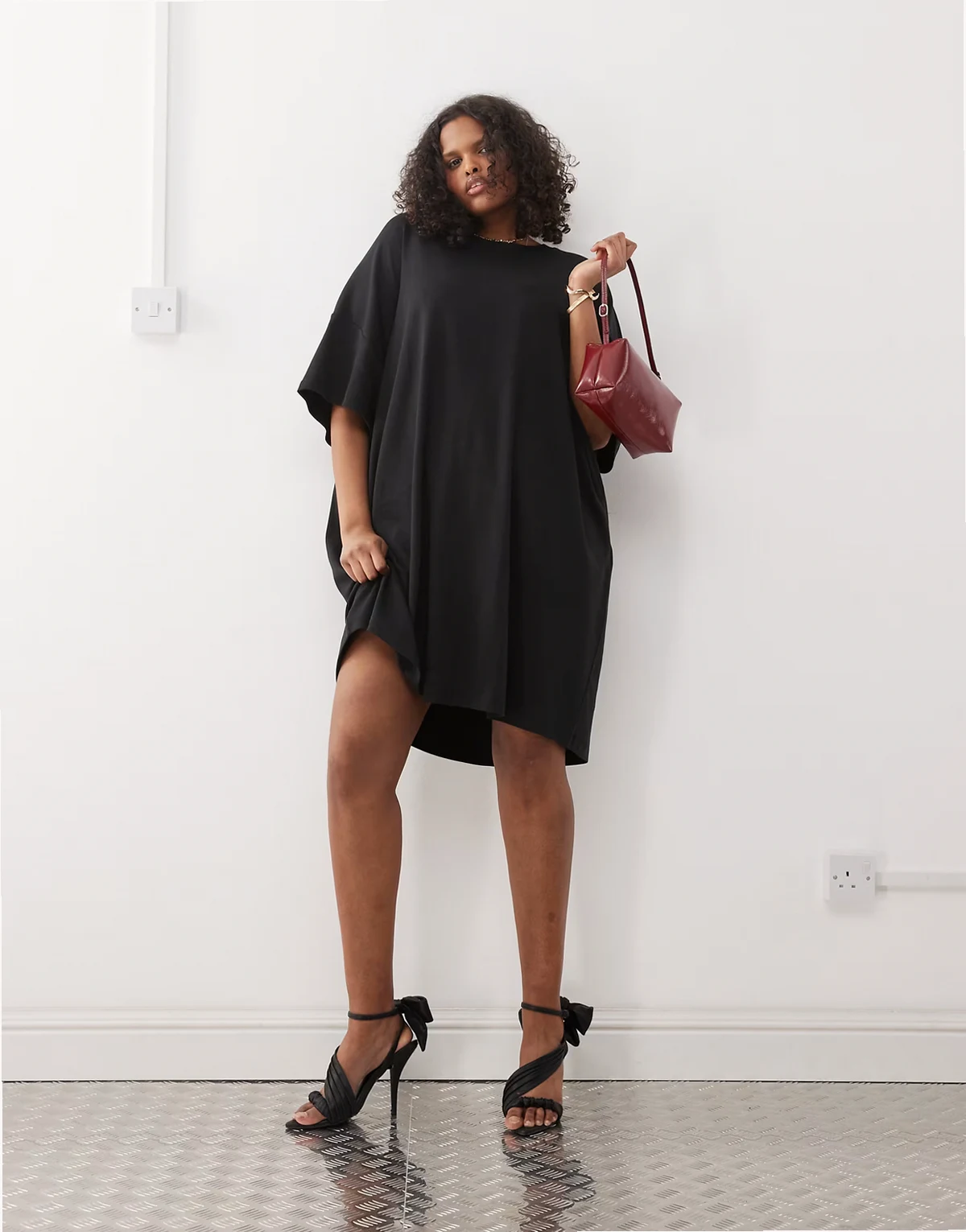 – Kastiges T-Shirt-Kleid in Schwarz