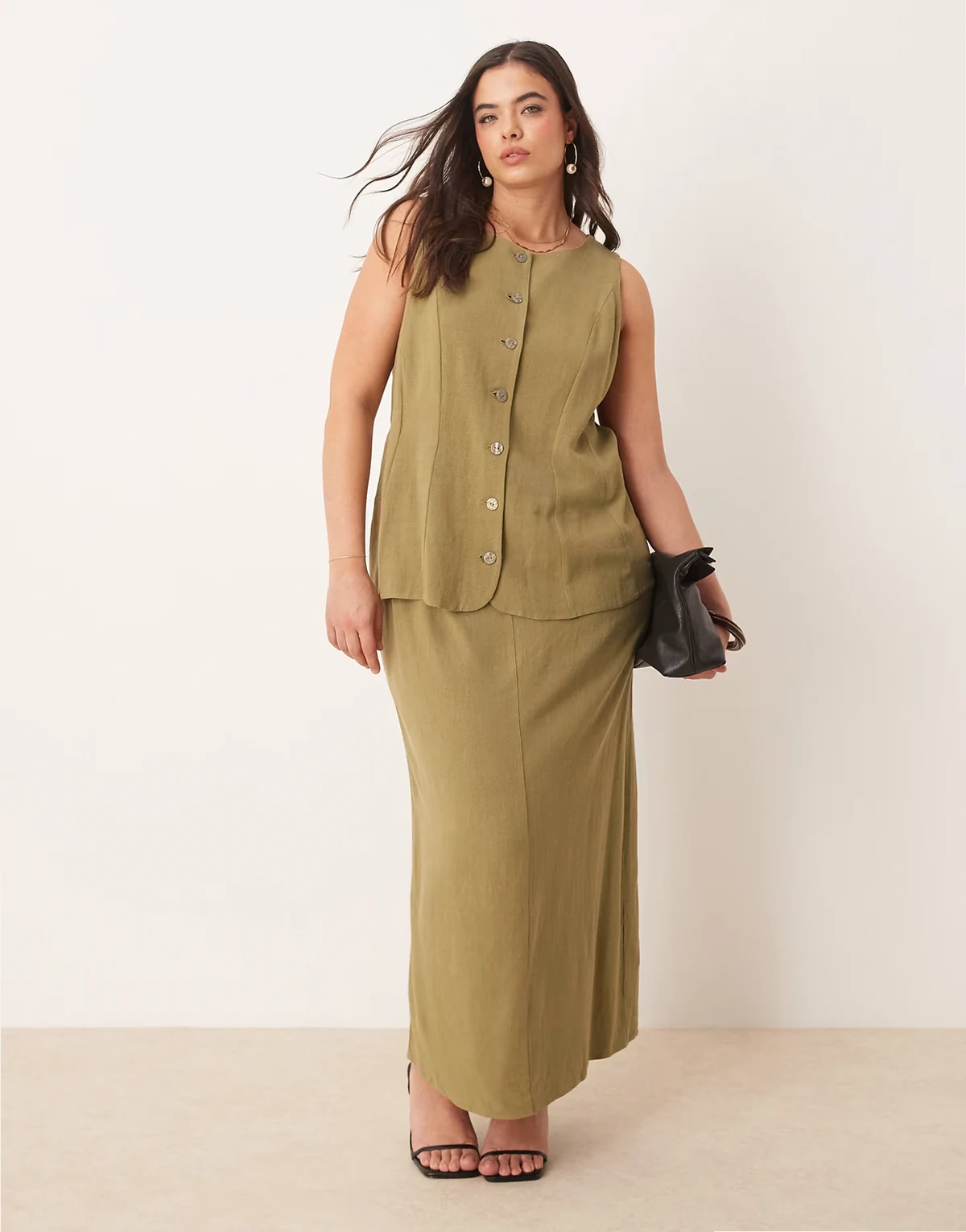 ASOS DESIGN Curve – Sukienka midi o fasonie kamizelki z mieszanki lnu w kolorze khaki