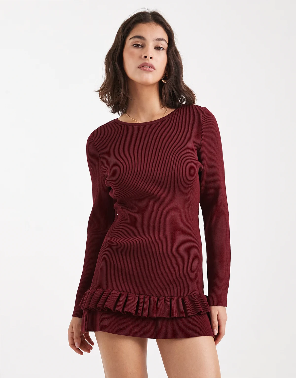– Strickkleid in Burgunderrot mit tief sitzender Taille