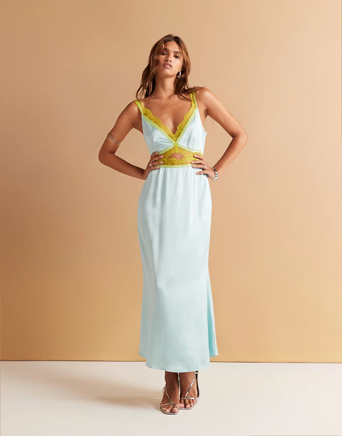 – Midaxi-Trägerkleid in Blau mit Spitzensaum