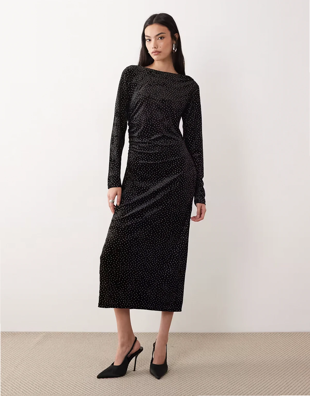 – Midikleid aus Samt in Schwarz mit Raffung