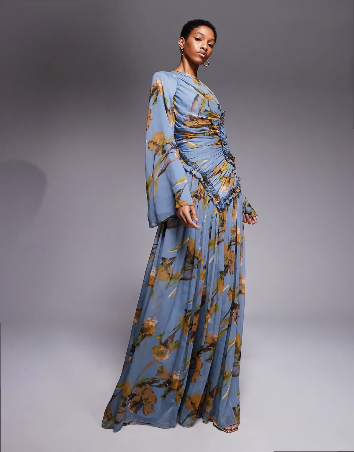 ASOS DESIGN Tall – Niebieska sukienka maxi z gniecionego szyfonu z drobnymi falbankami i marszczeniem w kwiatowy wzór