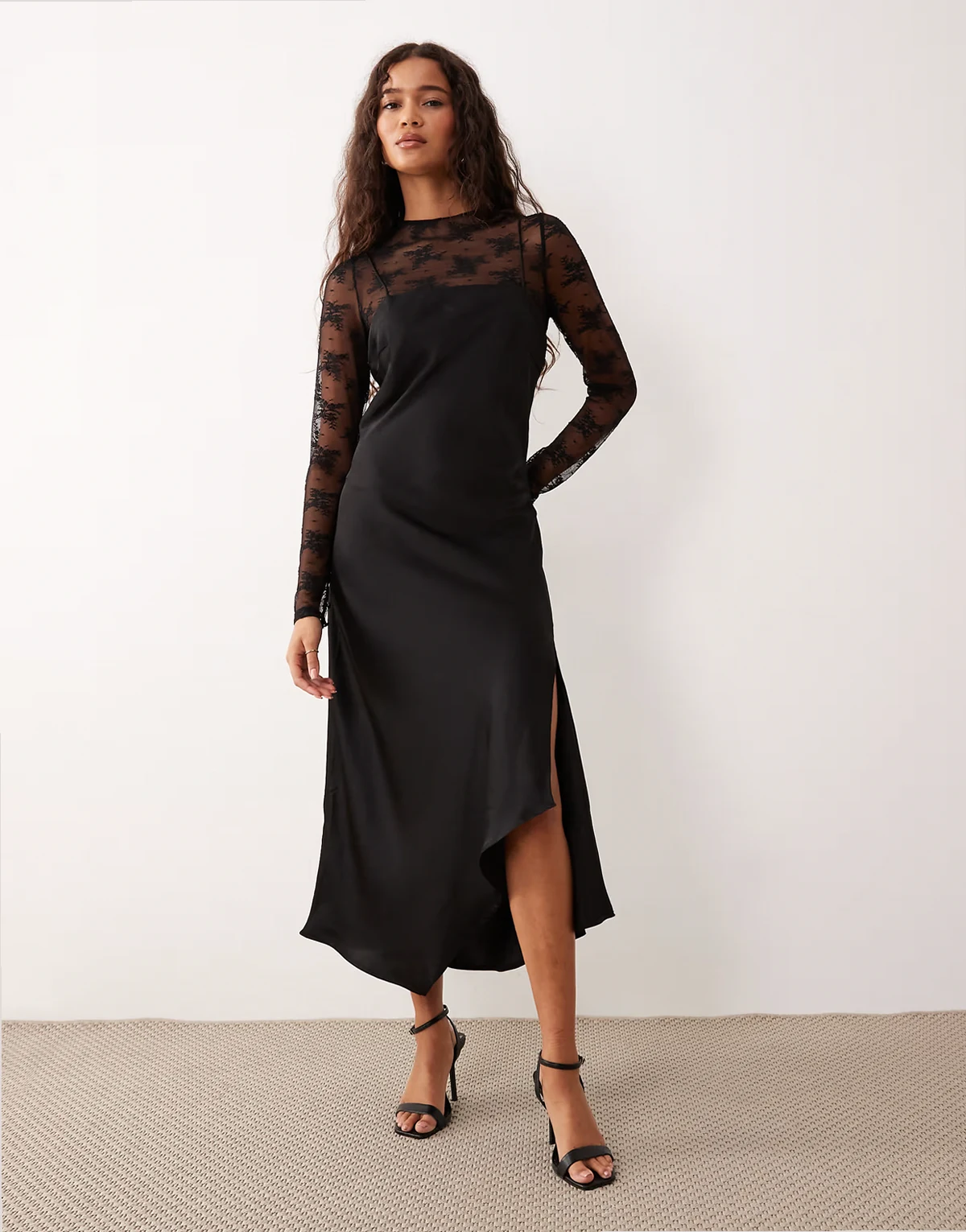 – Hochgeschlossenes Spitzenoberteil und Satin-Trägerkleid in Schwarz im Hybrid-Design
