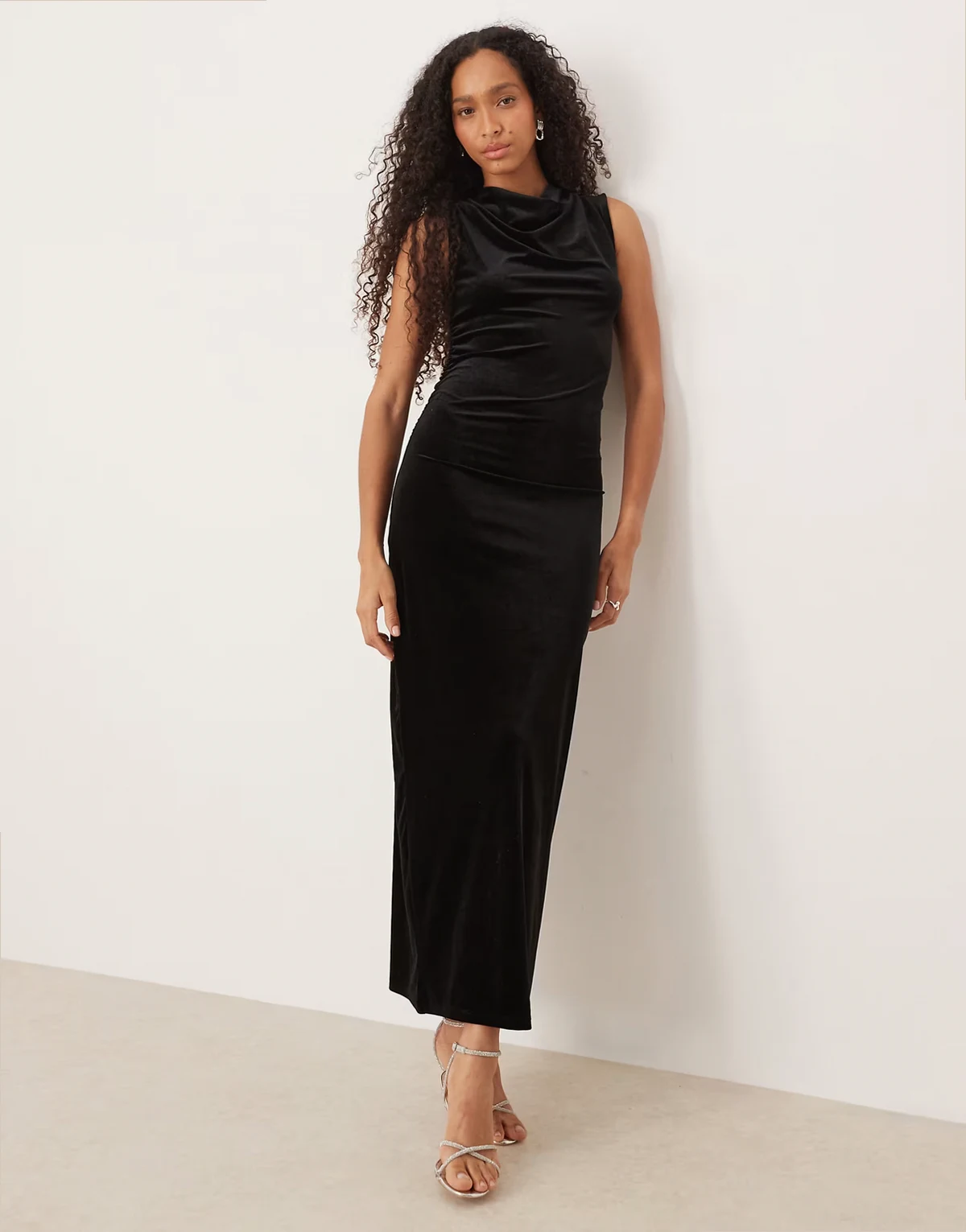 – Hochgeschlossenes Samt-Maxikleid in Schwarz mit Raffung