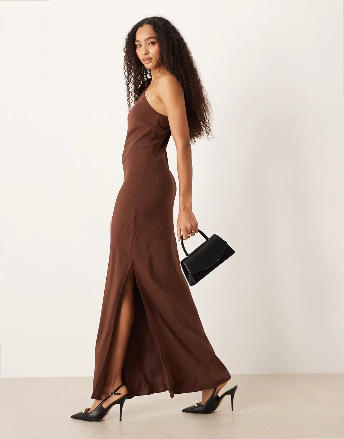 – Maxikleid in Schokobraun mit One-Shoulder-Träger