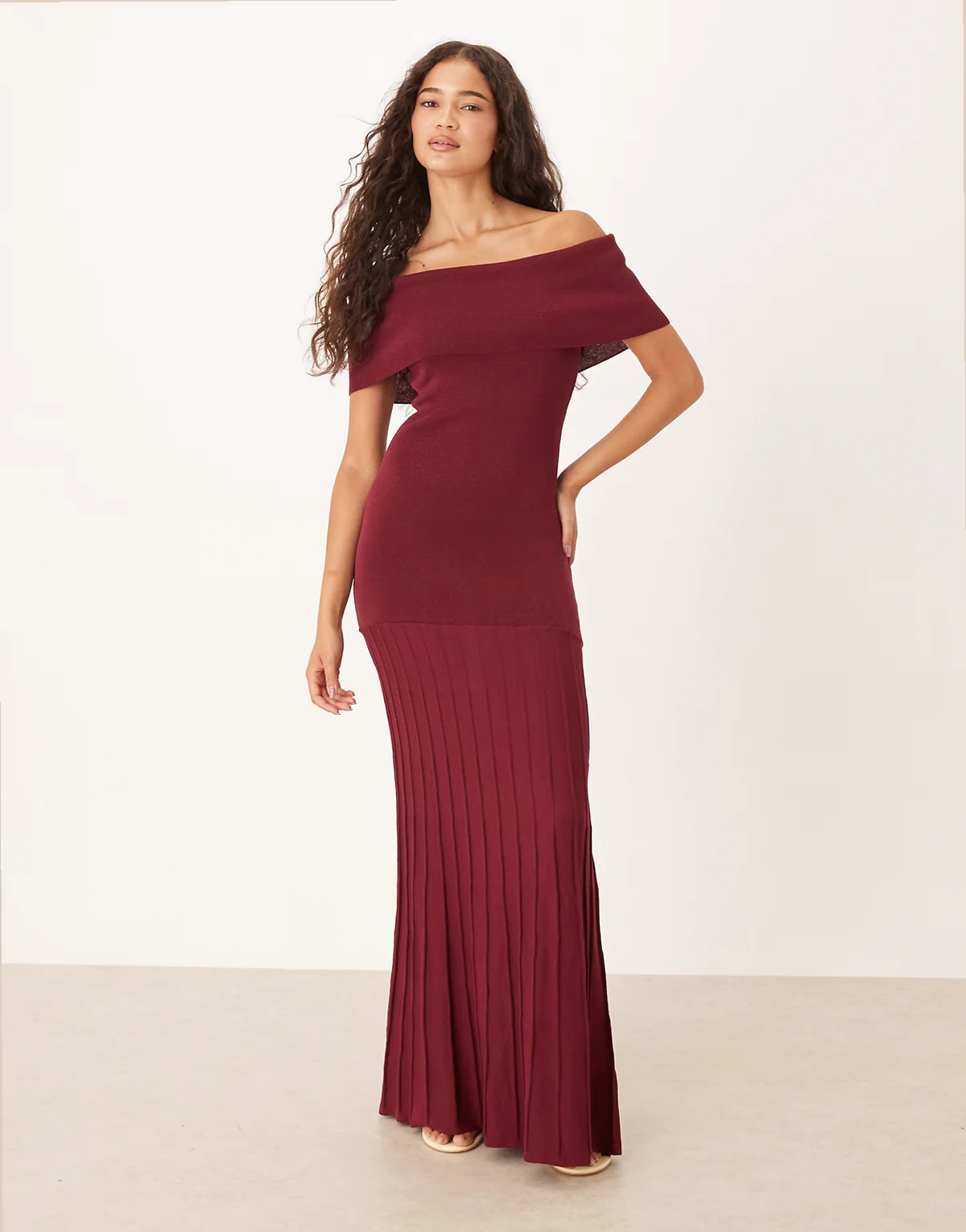 – Bordowa sukienka dzianinowa maxi z odsłoniętymi ramionami i plisowanym dołem