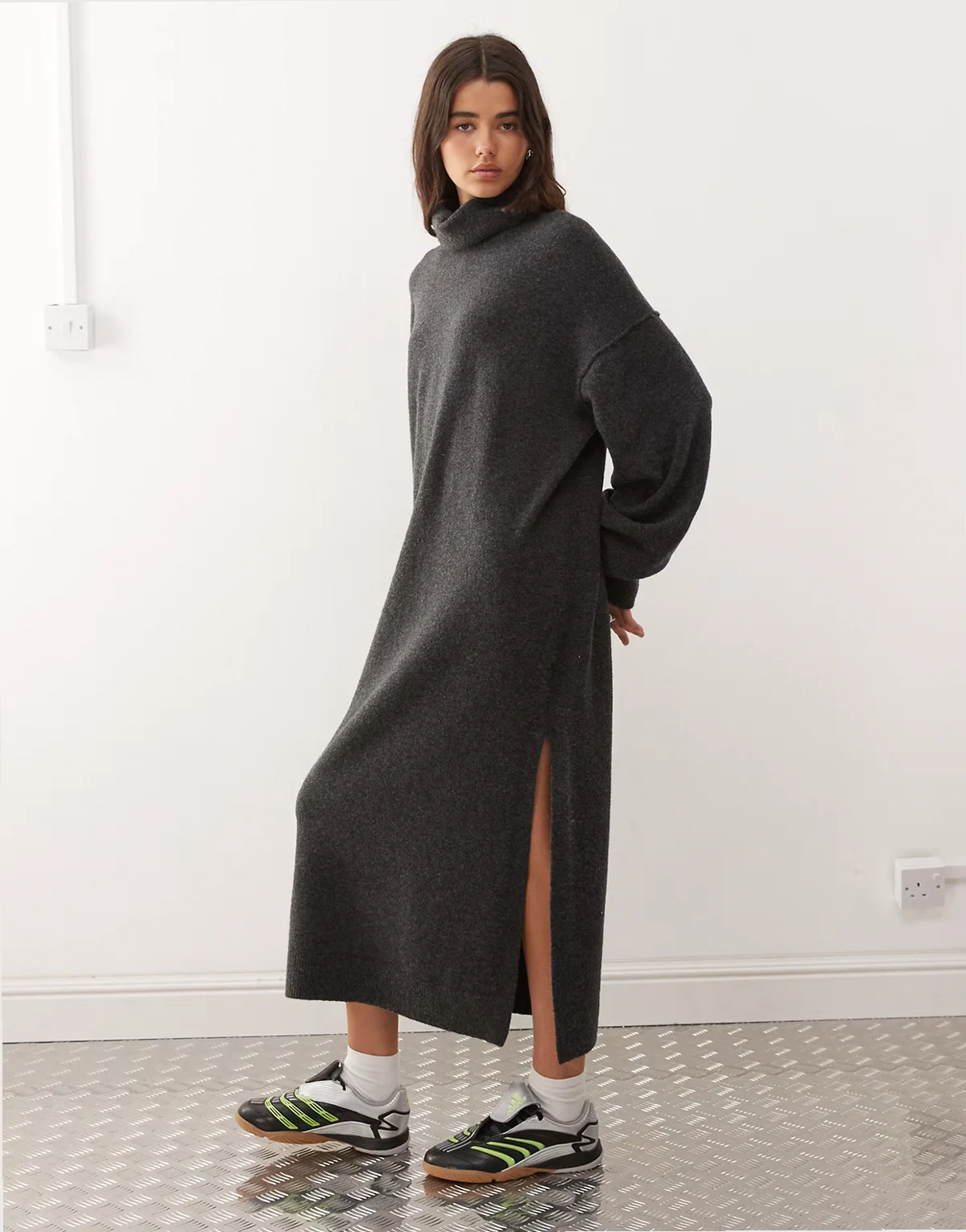 – Langes Pulloverkleid aus Strick in Schwarz meliert mit Rollkragen, exklusiv bei ASOS
