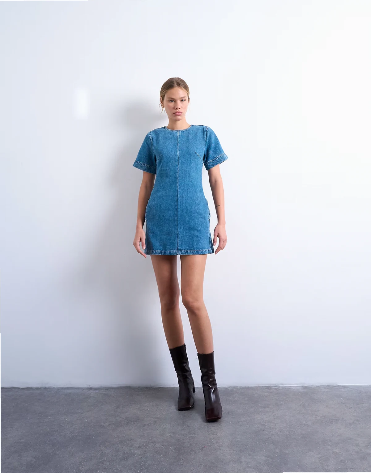 – Niebieska sukienka mini ze sztywnego denimu z krótkimi rękawami
