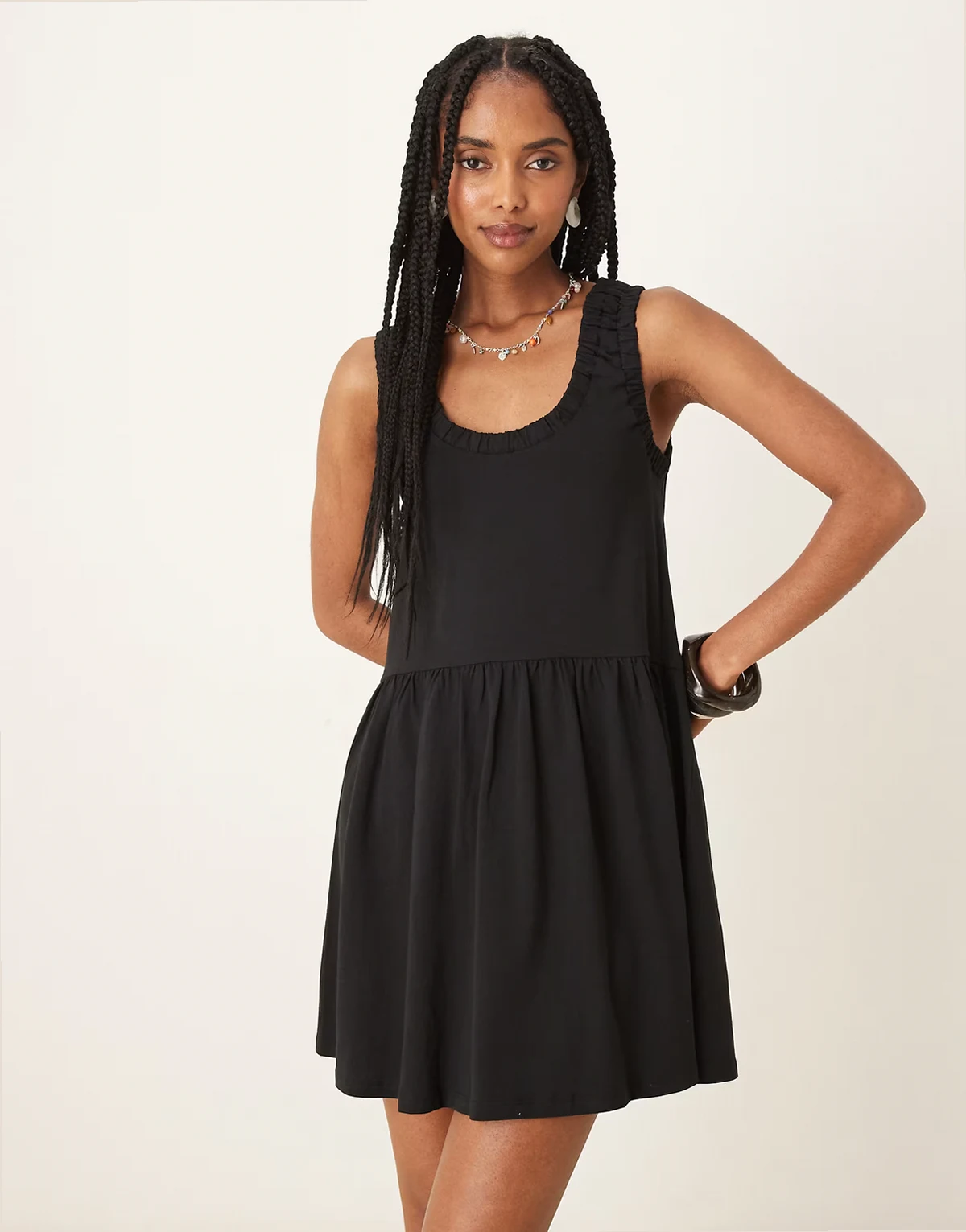– Gerafftes Mini-Hängerkleid in Schwarz mit U-Ausschnitt