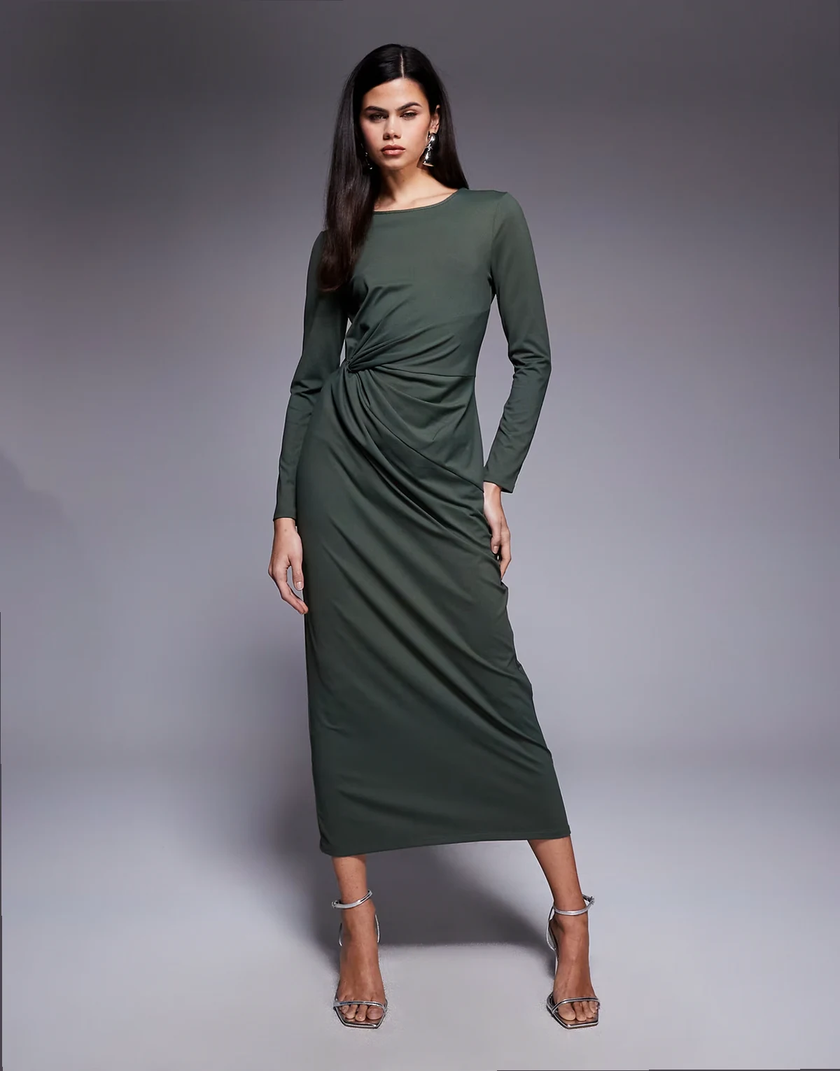 – Langärmliges Midikleid in Khaki mit asymmetrischem Ausschnitt und verdrehtem Seitendetail