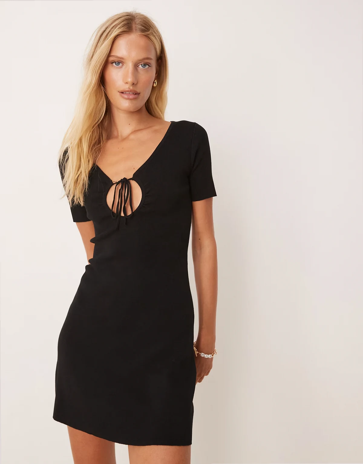 – Kurzes Freizeitkleid aus Kompaktstrick in Schwarz mit Bindedetail