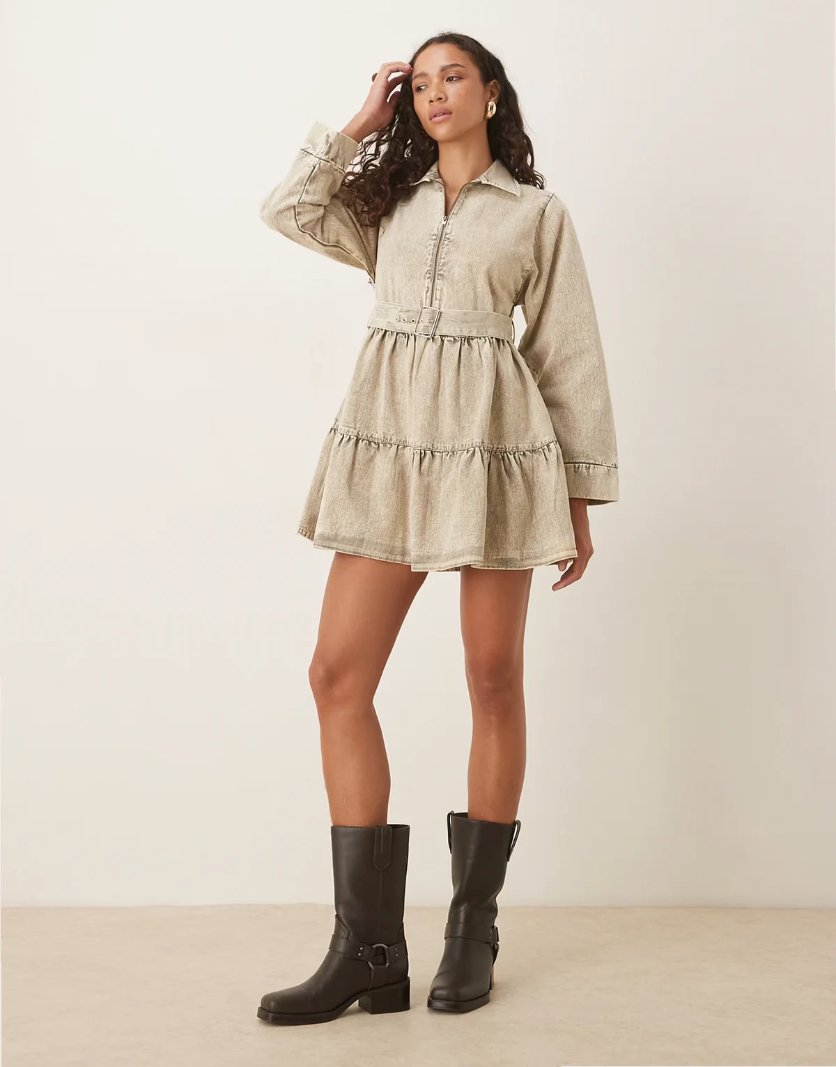 – Mini-Hemdblusenkleid aus schwerem Jeans-Twill in verwaschenem Grau mit Gürtel und gestuftem Rock