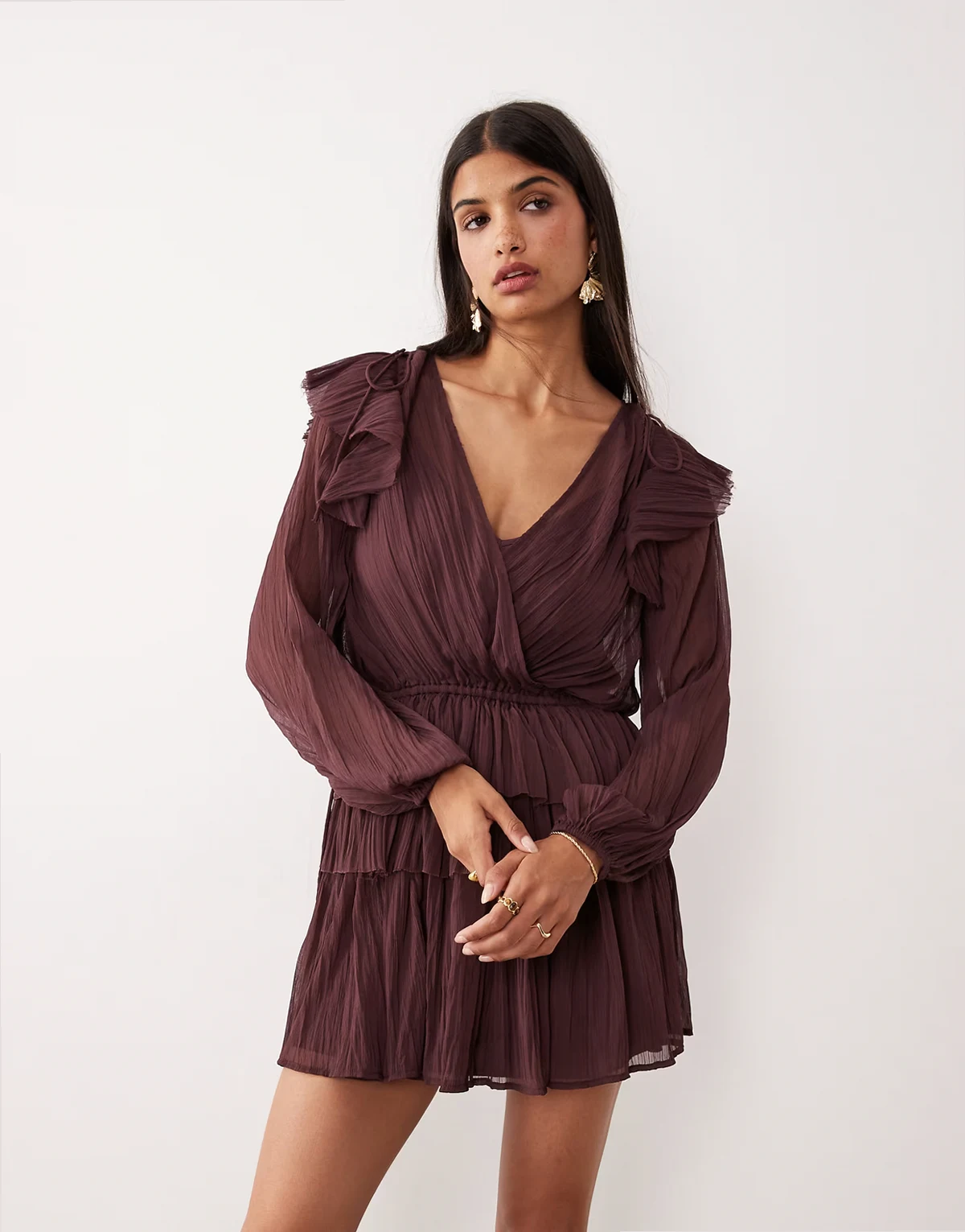 – Mini-Hängerkleid in Maulbeerrot mit V-Ausschnitt und Rüschen