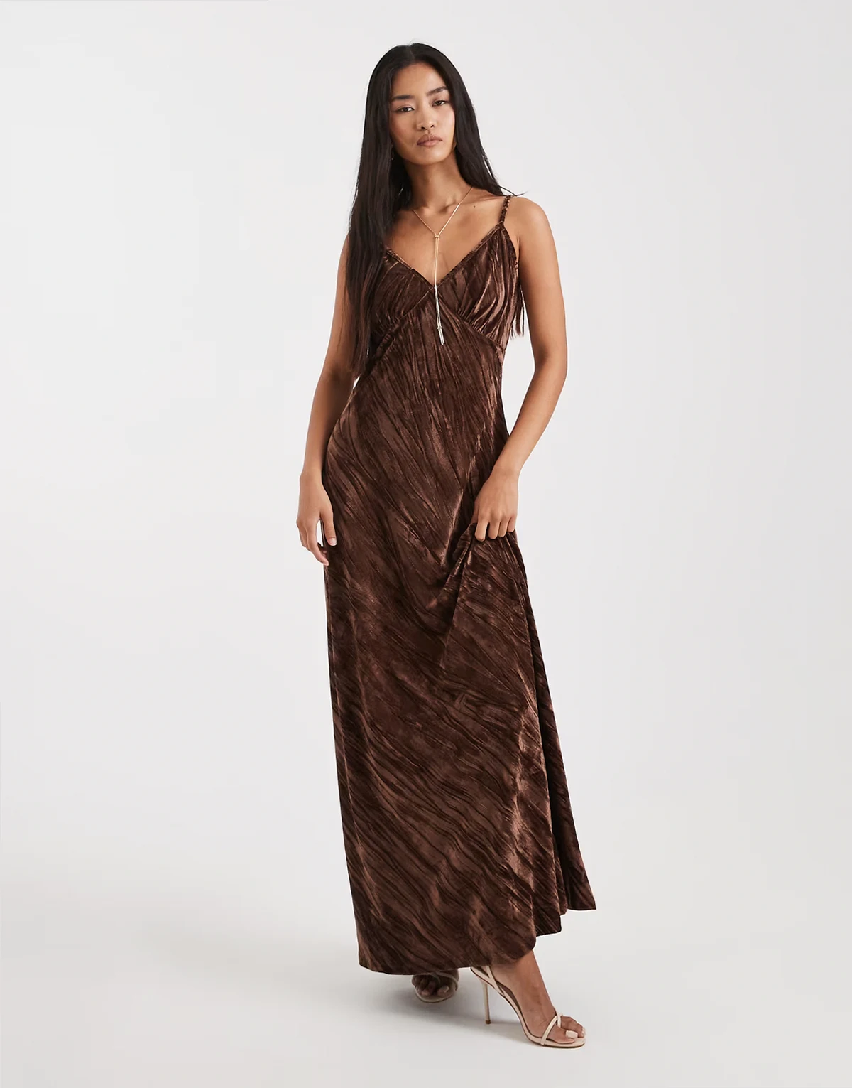 – Camisole-Maxikleid aus Samt in Schokobraun mit Knitterstruktur