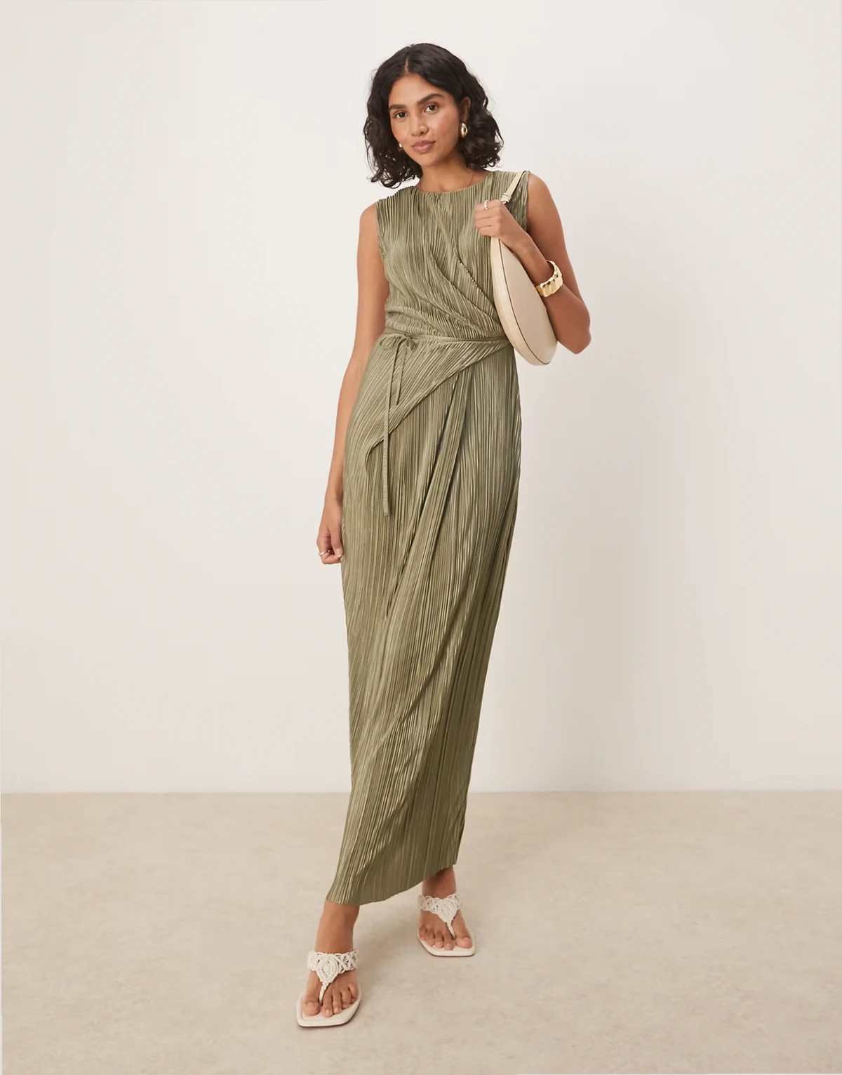 – Ärmelloses, plissiertes Maxi-Wickelkleid in Khaki mit Bindeband vorne