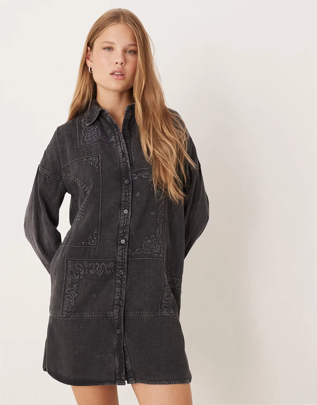 – Kurzes Twill-Hemdkleid in verwaschenem Schwarz mit Patchwork-Stickerei