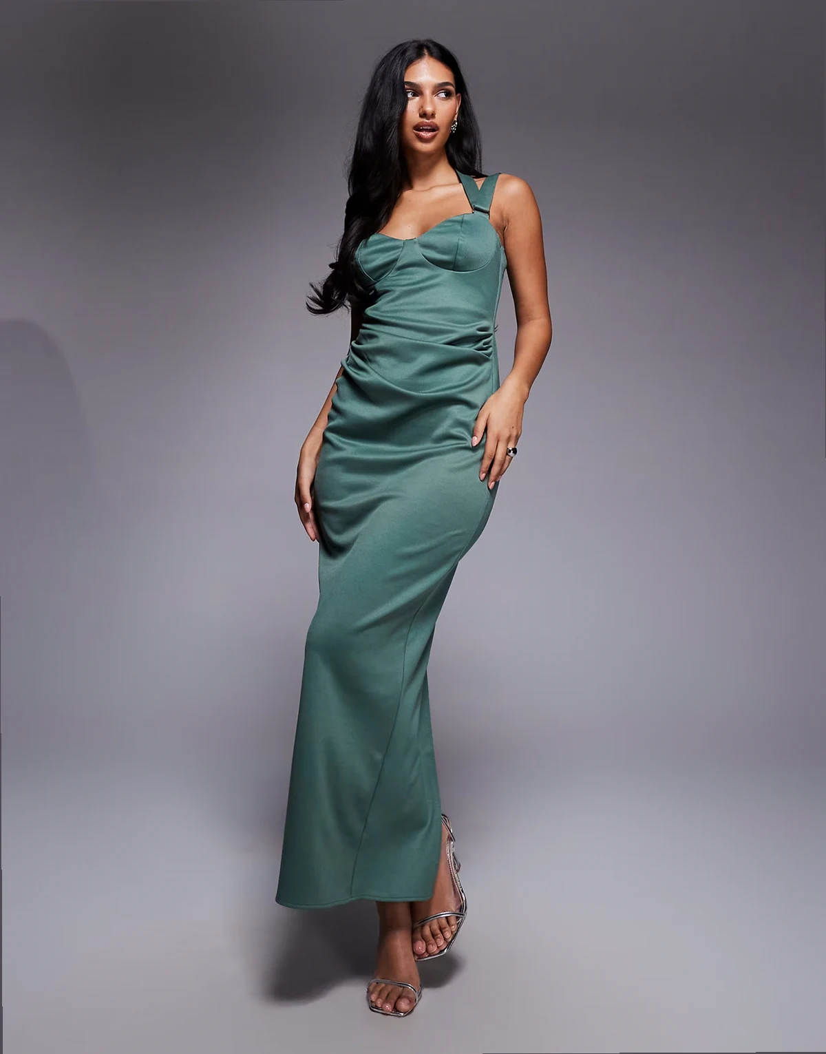 – Midikleid in Grün mit Riemchenträgern und Körbchen