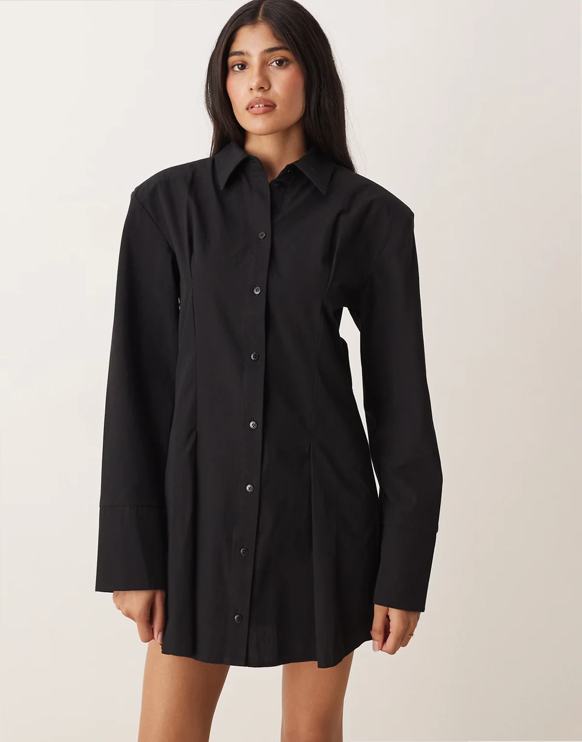 – Tailliertes Mini-Hemdkleid in Schwarz mit Schulterpolstern