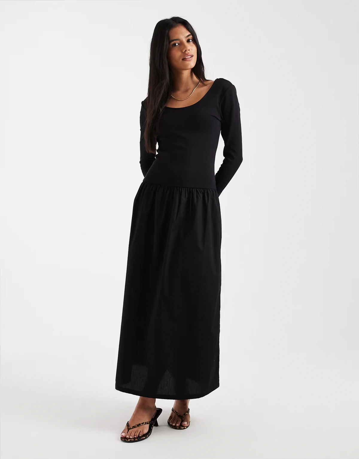 – Langärmliges Midaxi-Kleid in Schwarz mit U-Ausschnitt