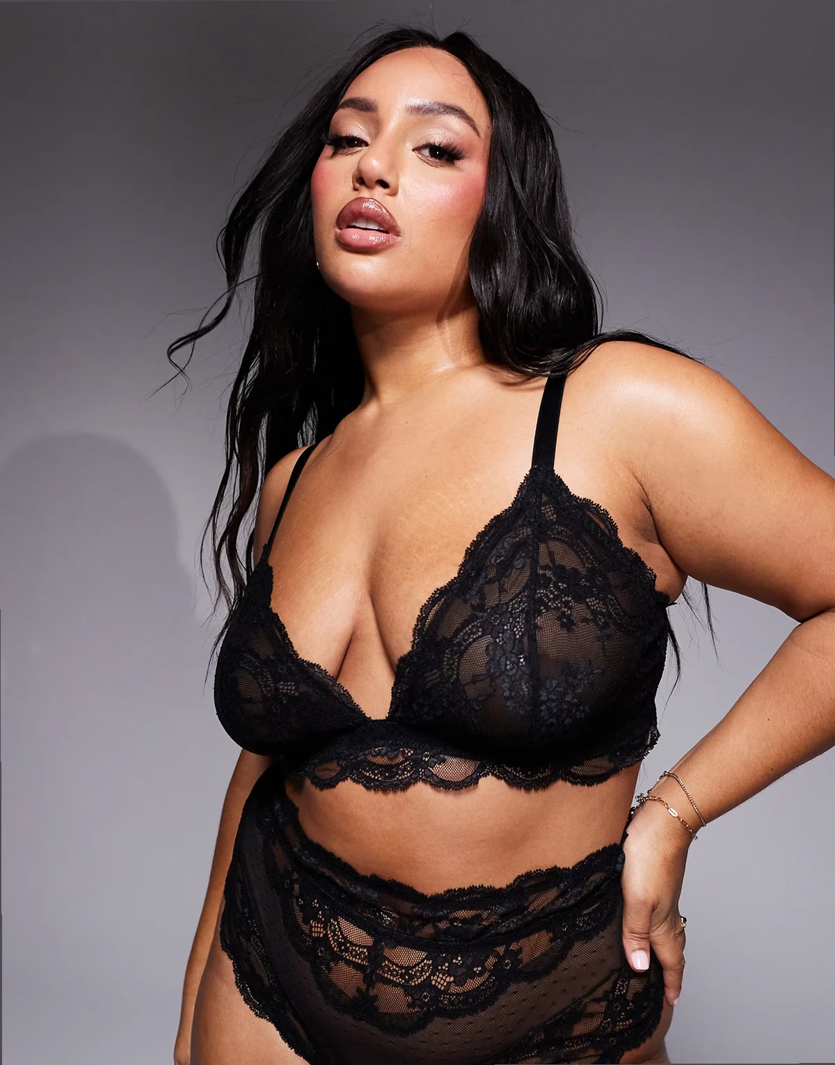 ASOS DESIGN Curve – Lola – Czarna koronkowa braletka o wydłużonym fasonie