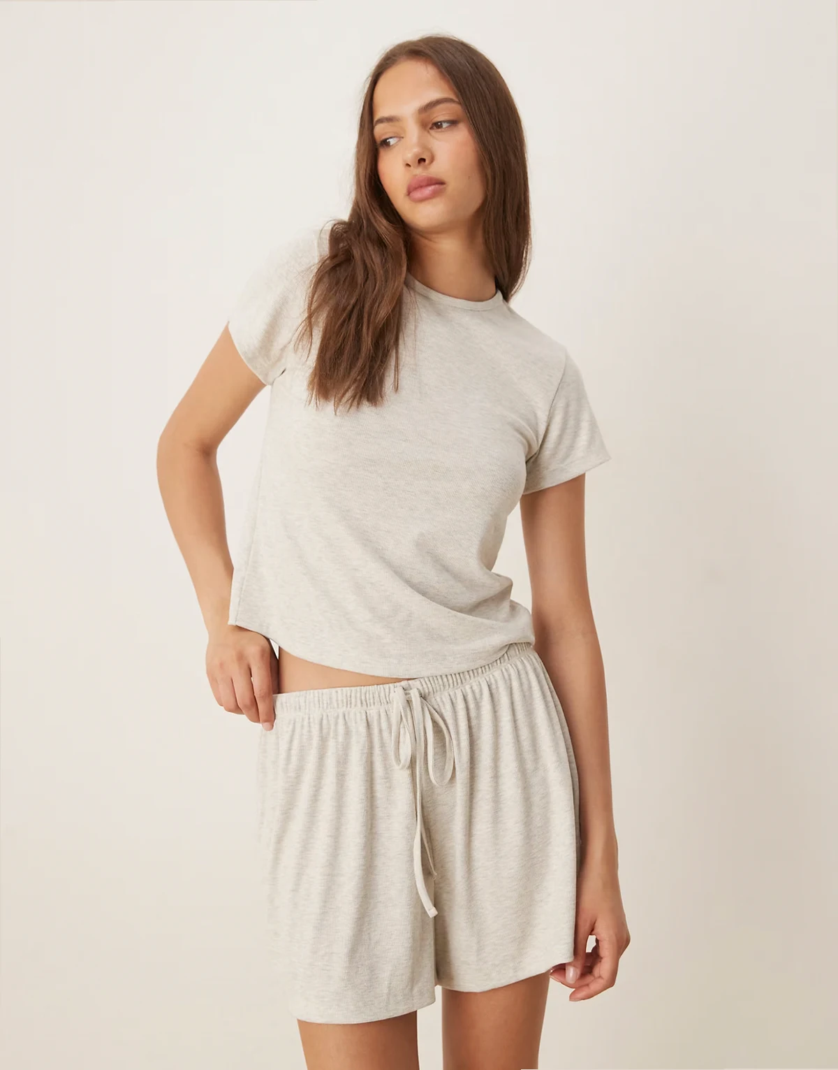 – Mix and Match – Geripptes Oversize-Pyjama-T-Shirt in Beige mit seitlichem Schlitz