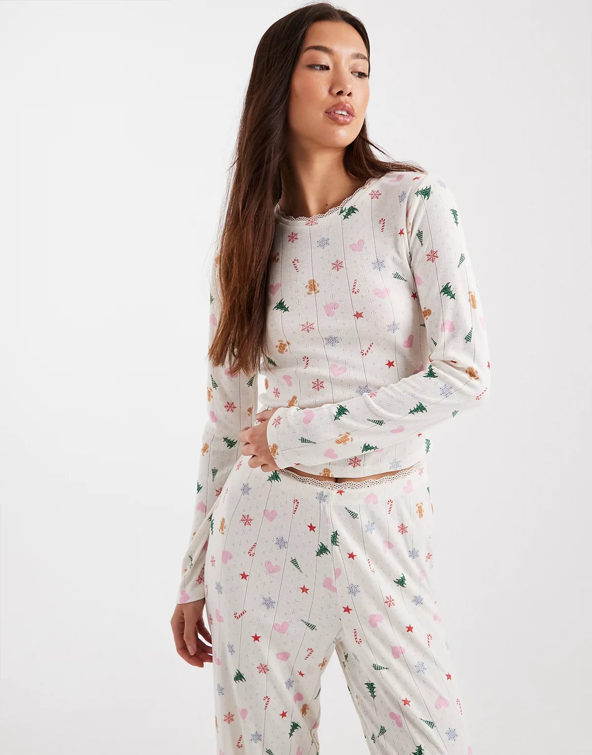 – Langärmliges Pyjama-Oberteil in Cremeweiß mit weihnachtlichen Designs