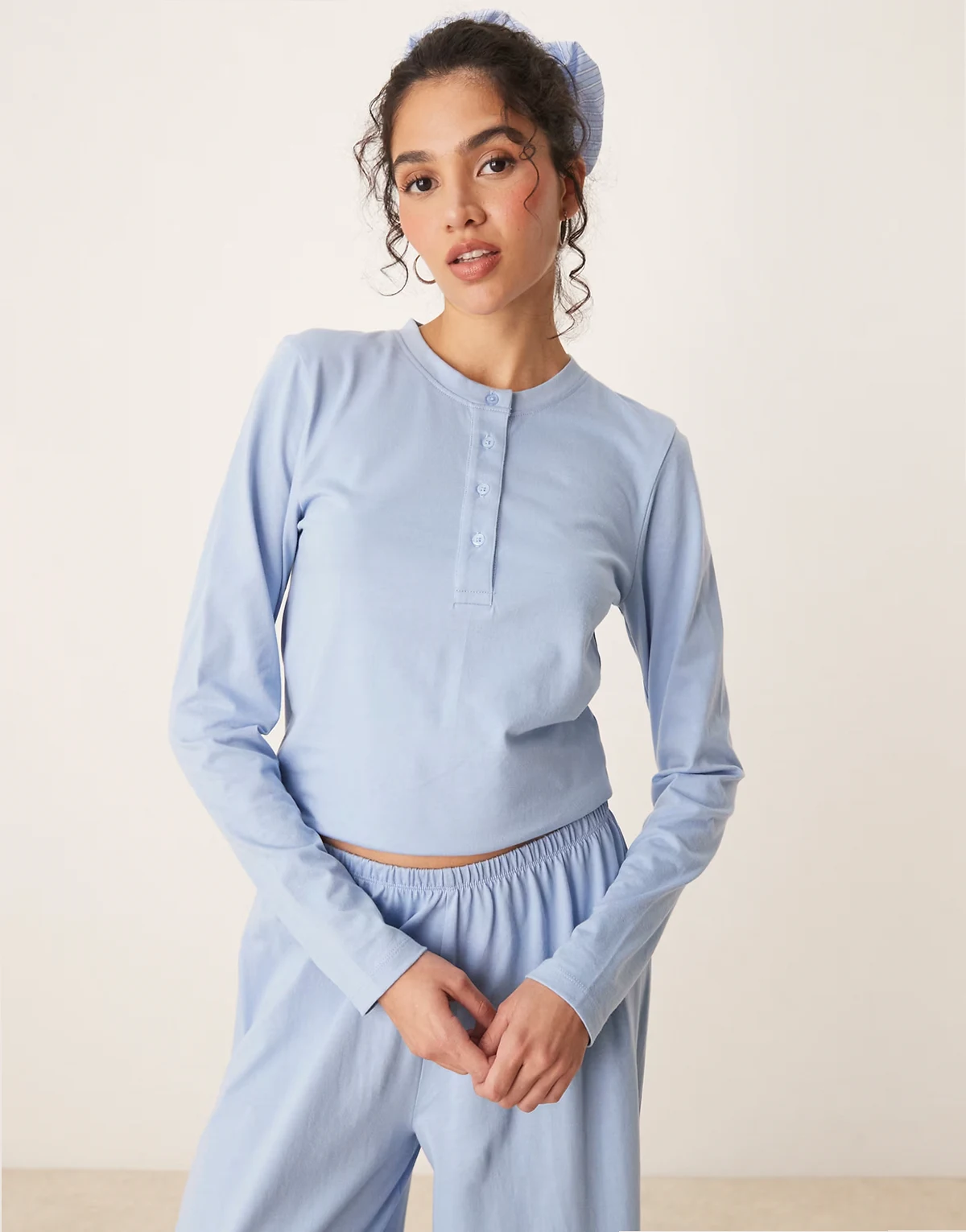 – Mieszaj i łącz – Niebieski top henley od piżamy